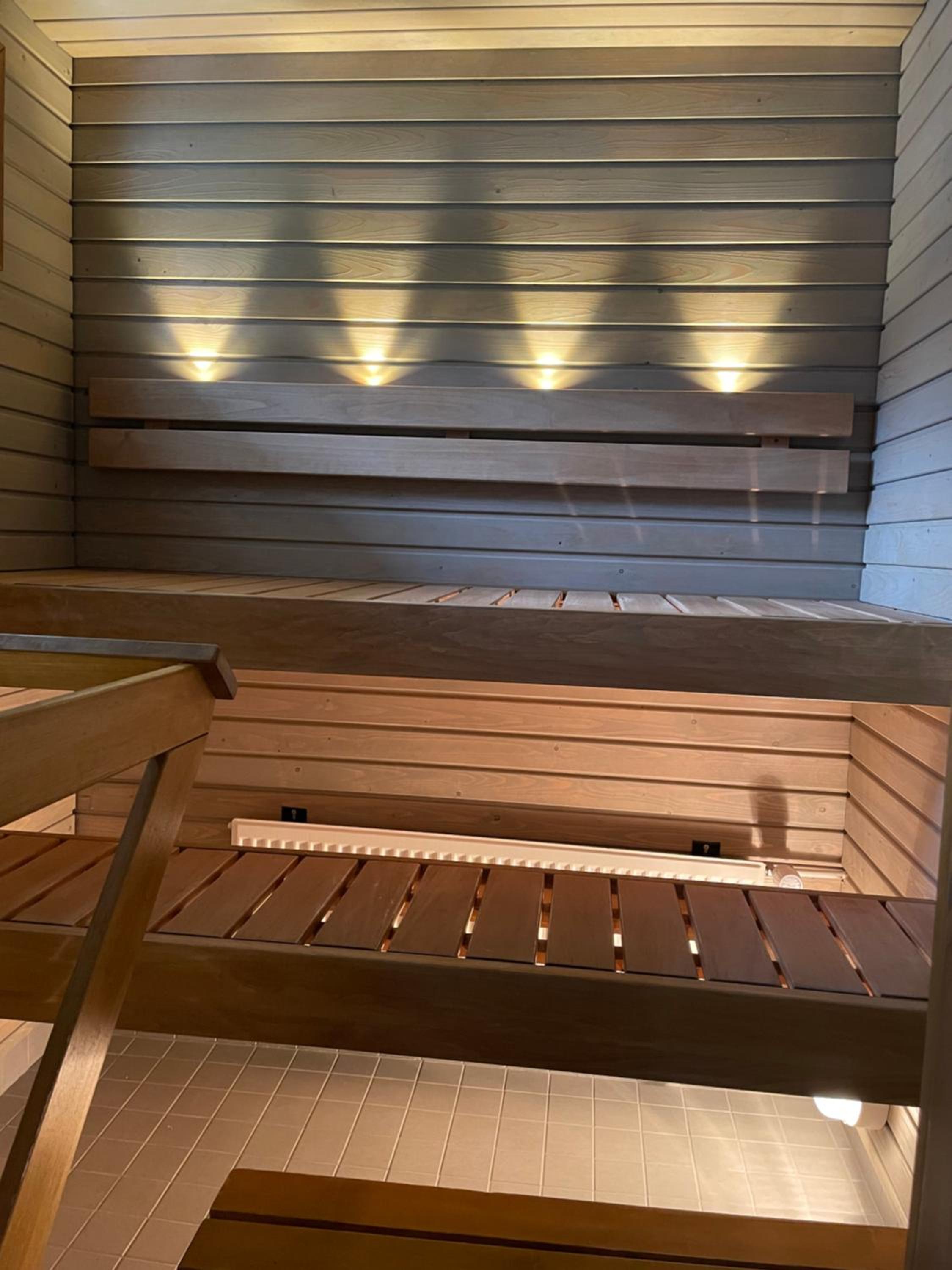 Spacious Family Home with sauna & Free parking near SCV