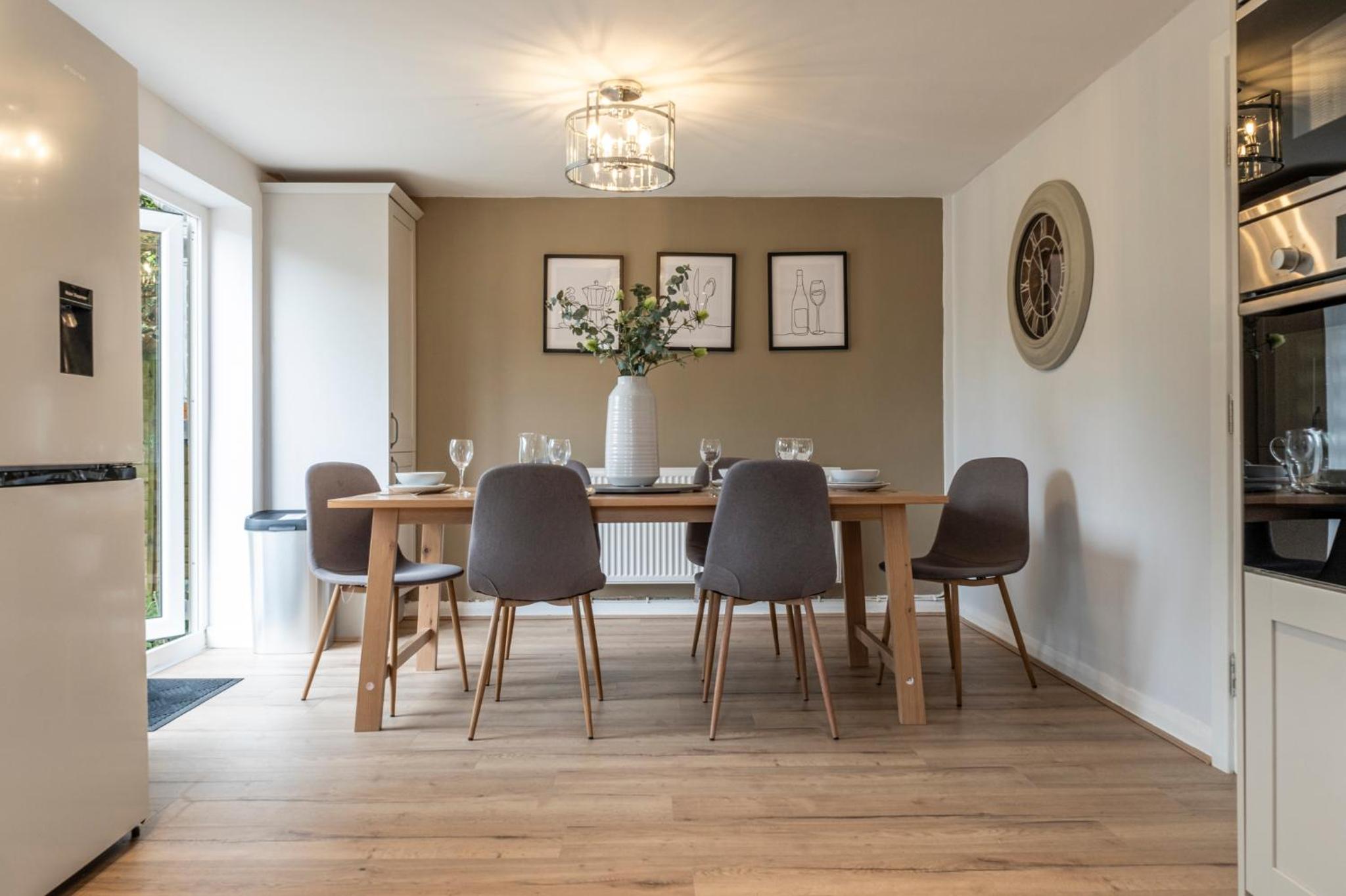 Bright & Spacious 3 BD in the Centre of Bourton! view 2