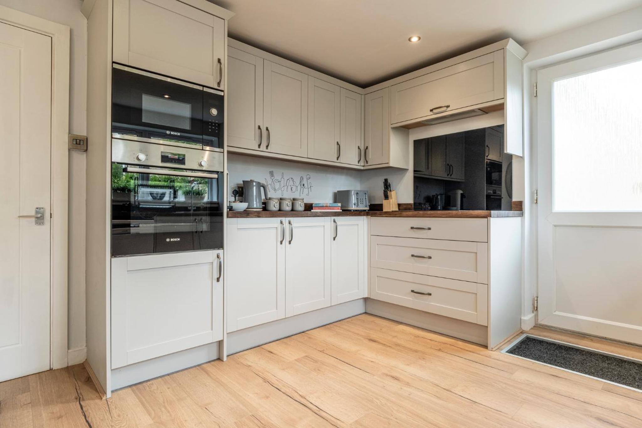 Bright & Spacious 3 BD in the Centre of Bourton! view 4