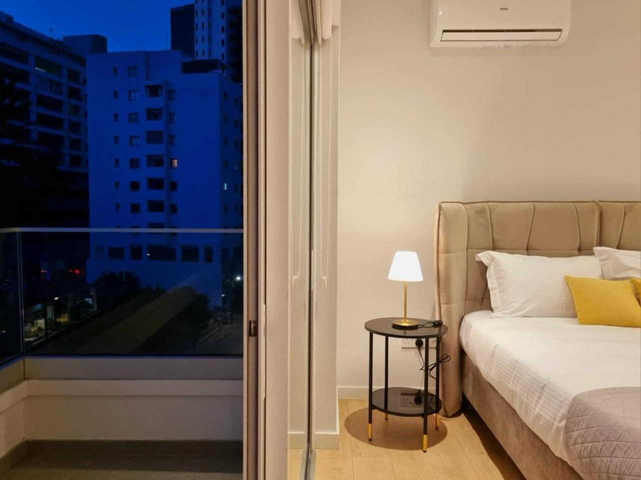 Deluxe Downtown with spacious balcony
