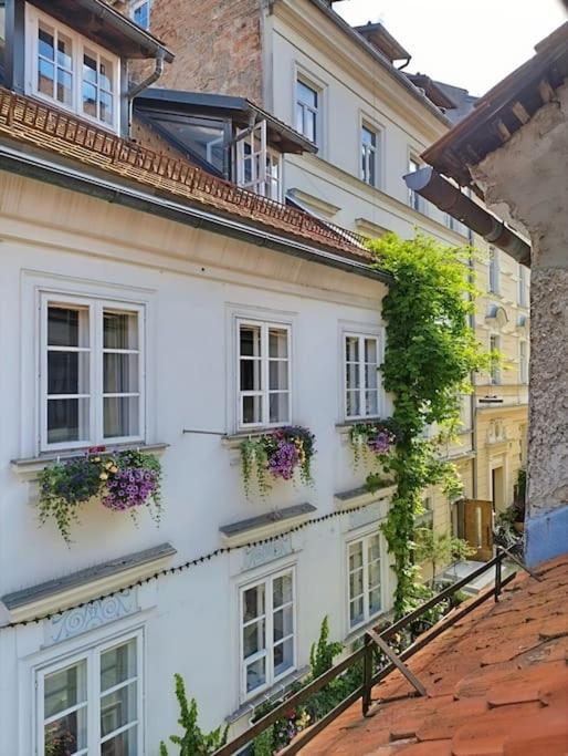 Perfect Location free WiFi City Center Three People view 3