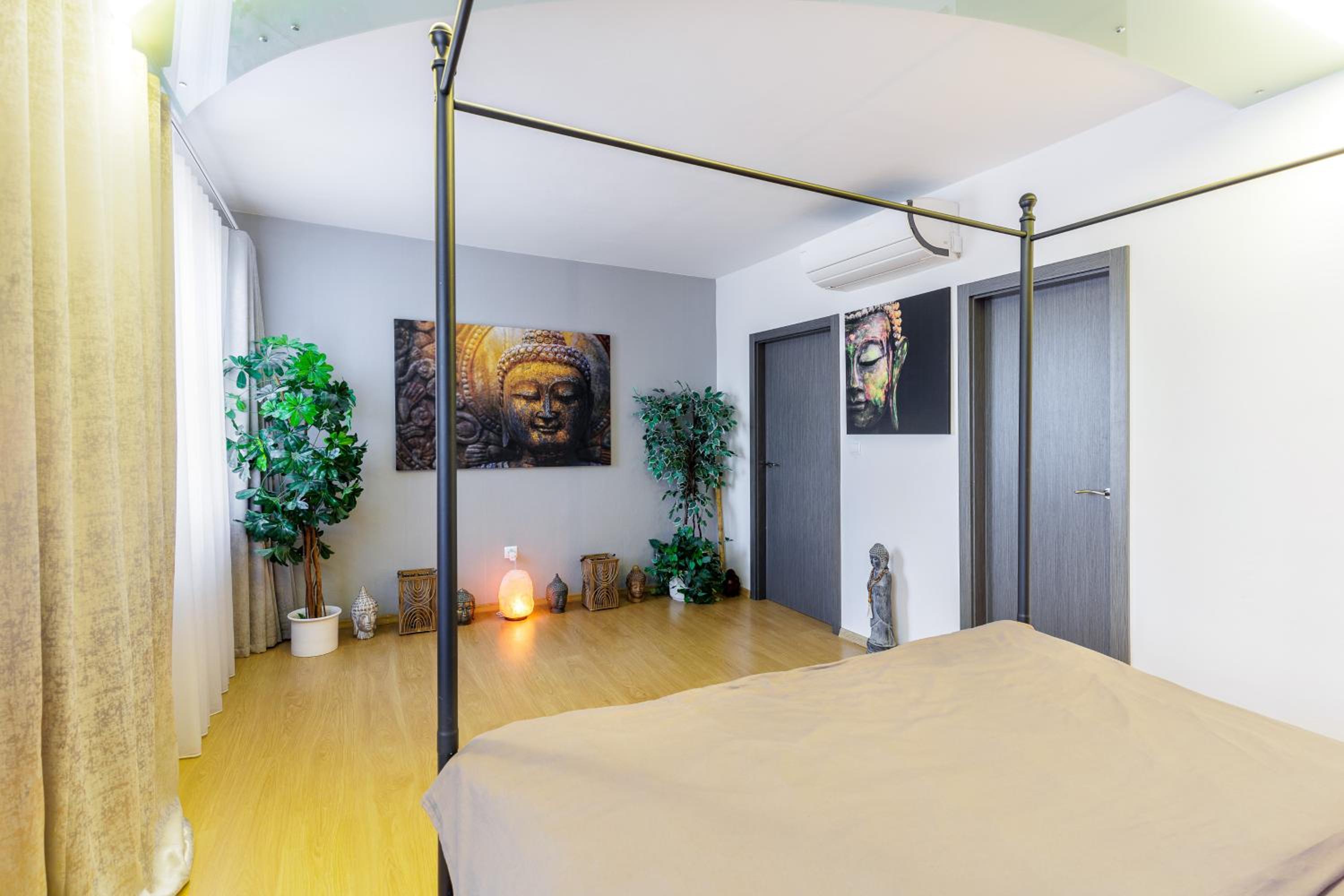 Luxurious flat 160m2 in center, 3 bedrooms, AC, garden, parking view 5
