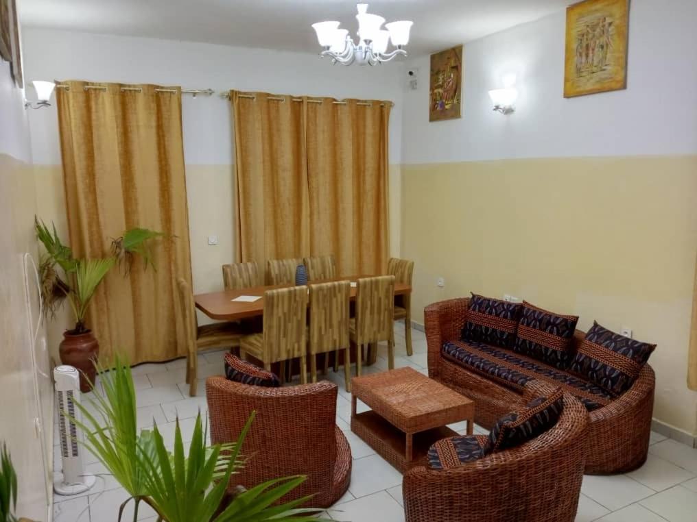 AFRIEUROTEXT Kamerun-High Standing-Appartements-Wifi-Security-Restaurant-modern Kitchen