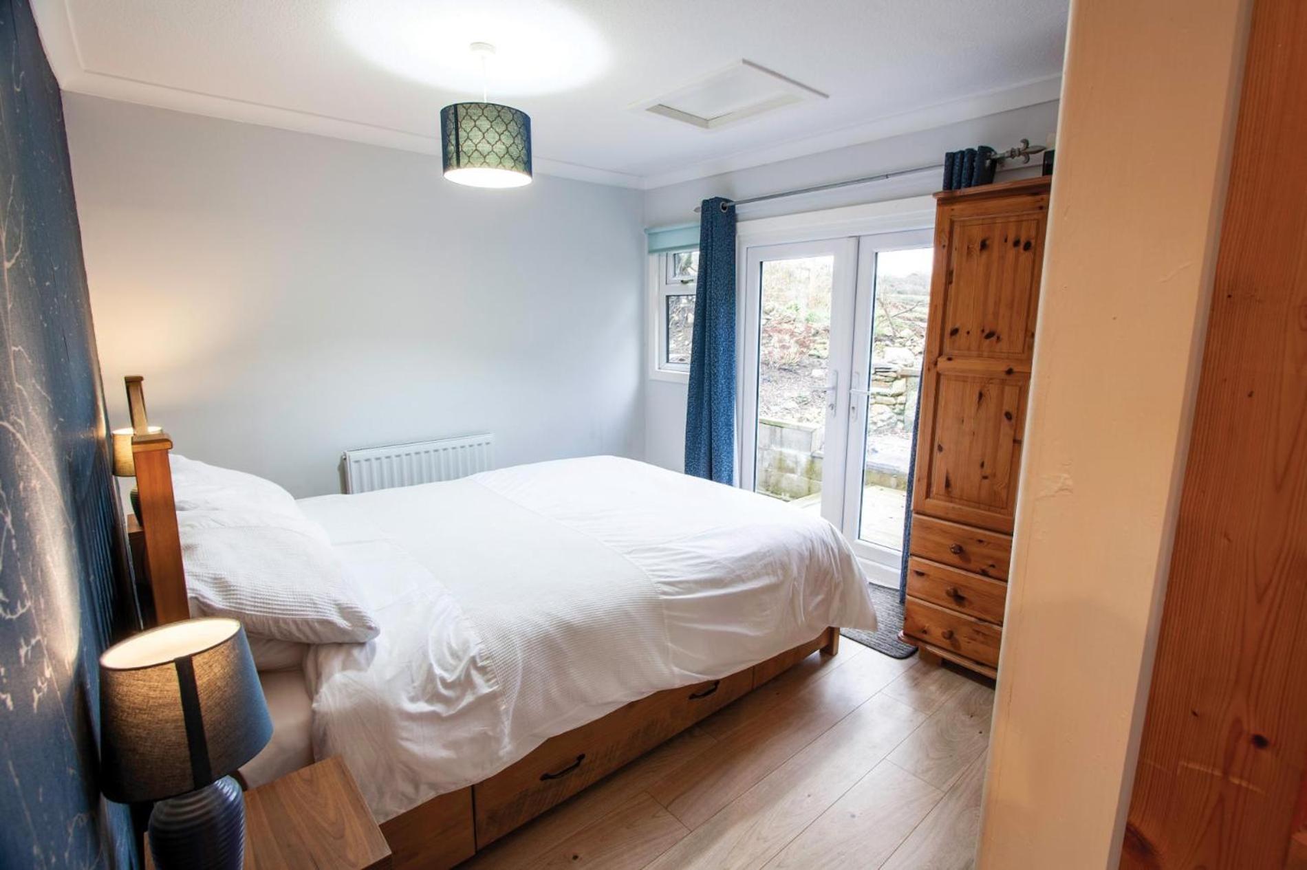 Merlins Cabin - 2 Bedroom - Blaen Cedi Farm view 3