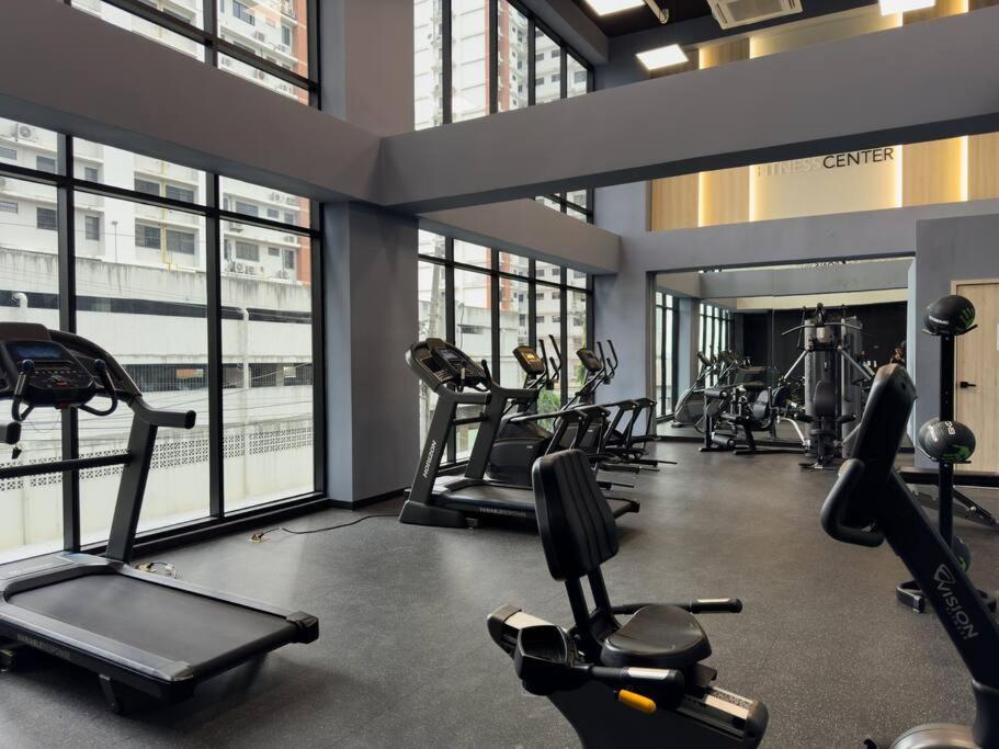 Modern Cozy Apartment Pool, Gym & Coworking view 5