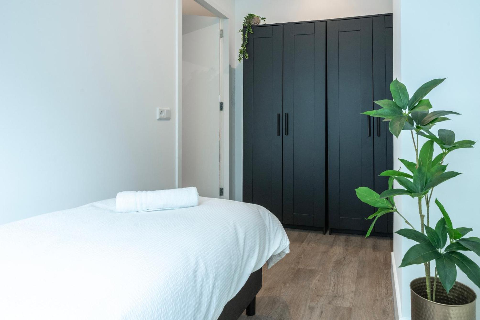 6-Bed Aircon House Diaz 60m2, many bedrooms view 5