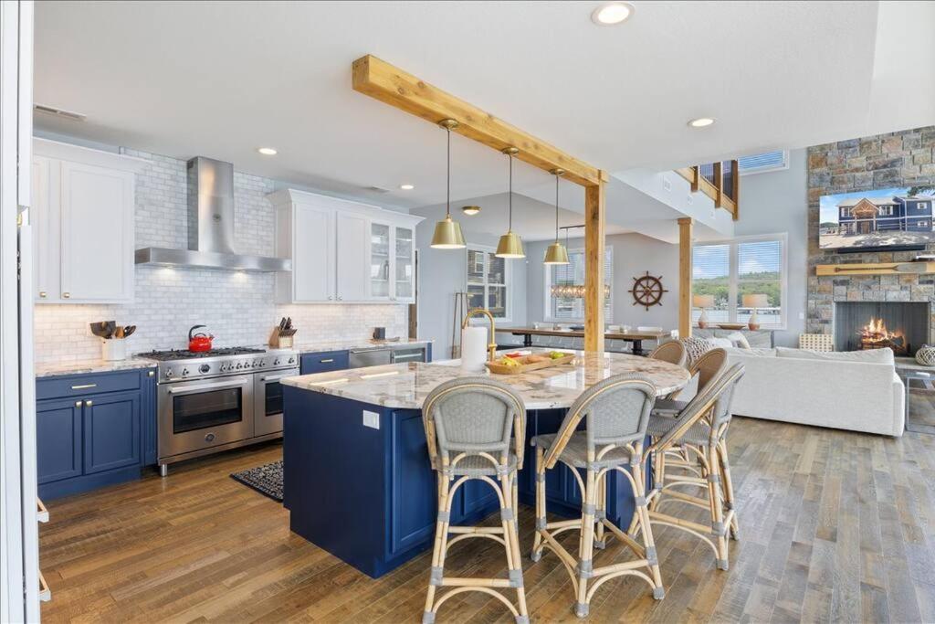 Lakefront 5BR 6BA Home and Cabin amazing views