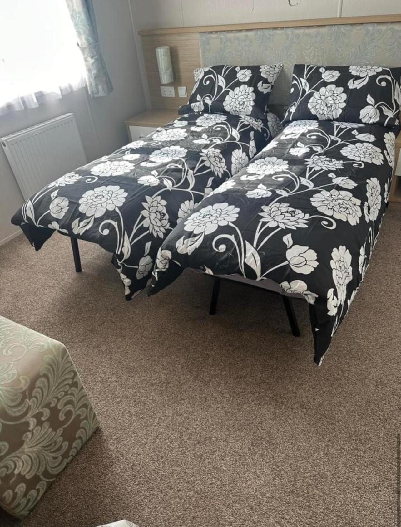 Luxury 2 bedroom lodge with decking view 3