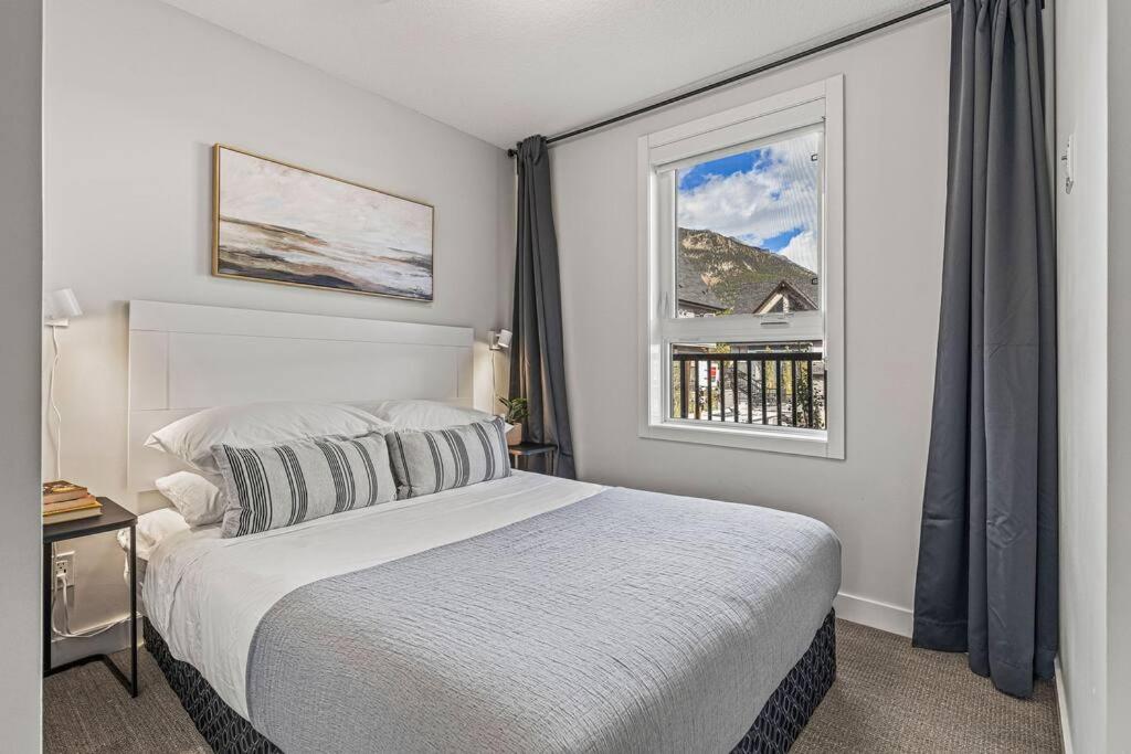 K202 Hot tub, Pool, MTN view, AC, free parking
