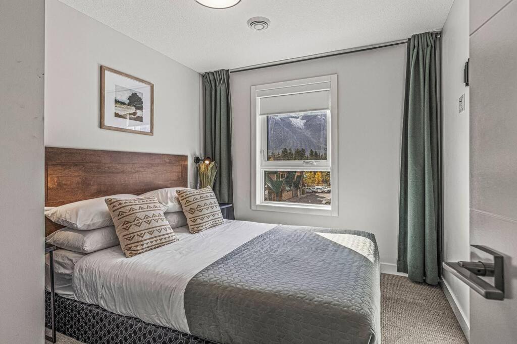 K202 Hot tub, Pool, MTN view, AC, free parking