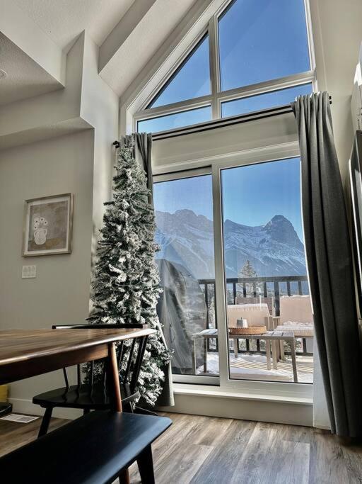 K202 Hot tub, Pool, MTN view, AC, free parking