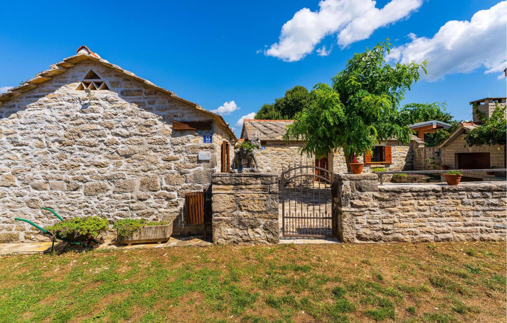 3 Bedroom Awesome Home In Medvida
