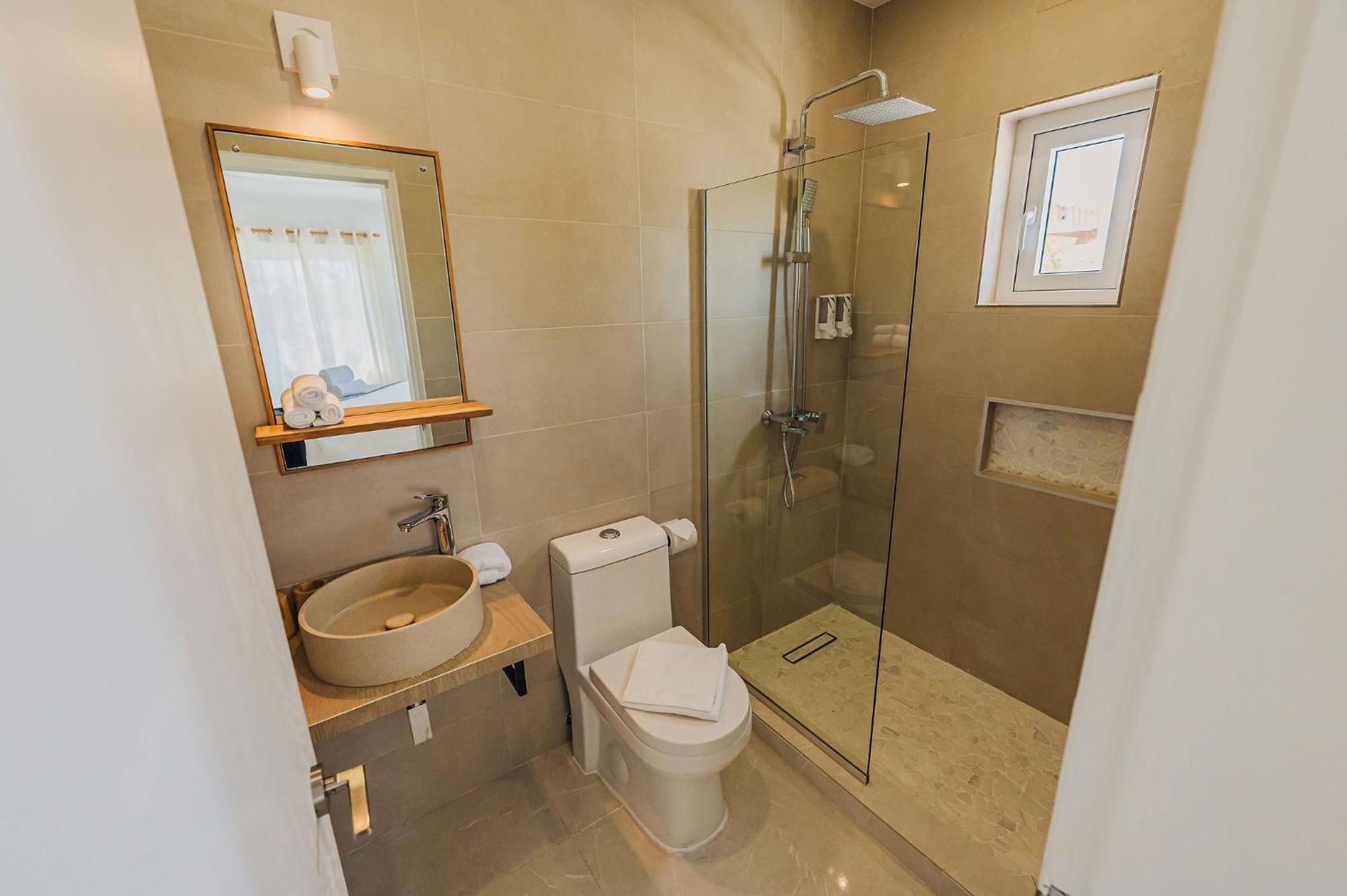 Unique, 3min to Beach, Billiard, HotTub, 8 sleeps