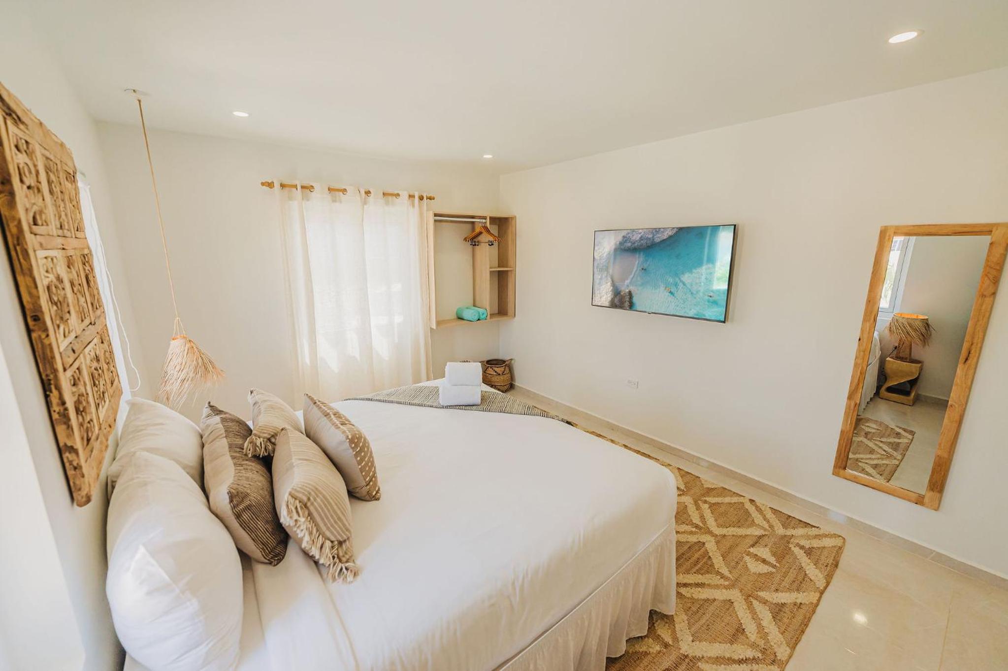 Unique, 3min to Beach, Billiard, HotTub, 8 sleeps