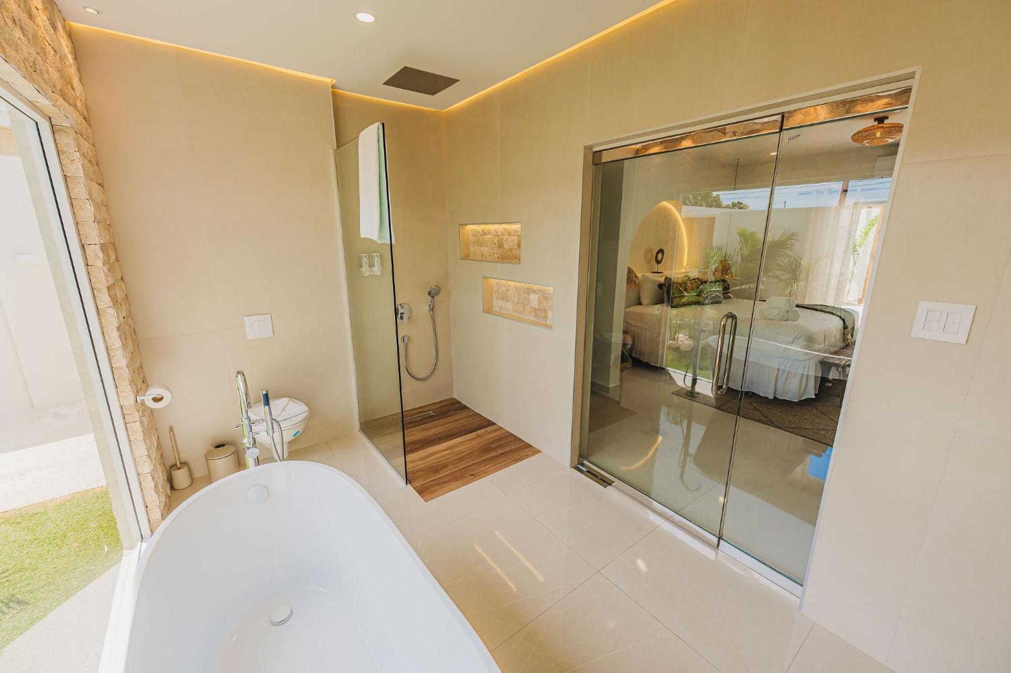 Unique, 3min to Beach, Billiard, HotTub, 8 sleeps