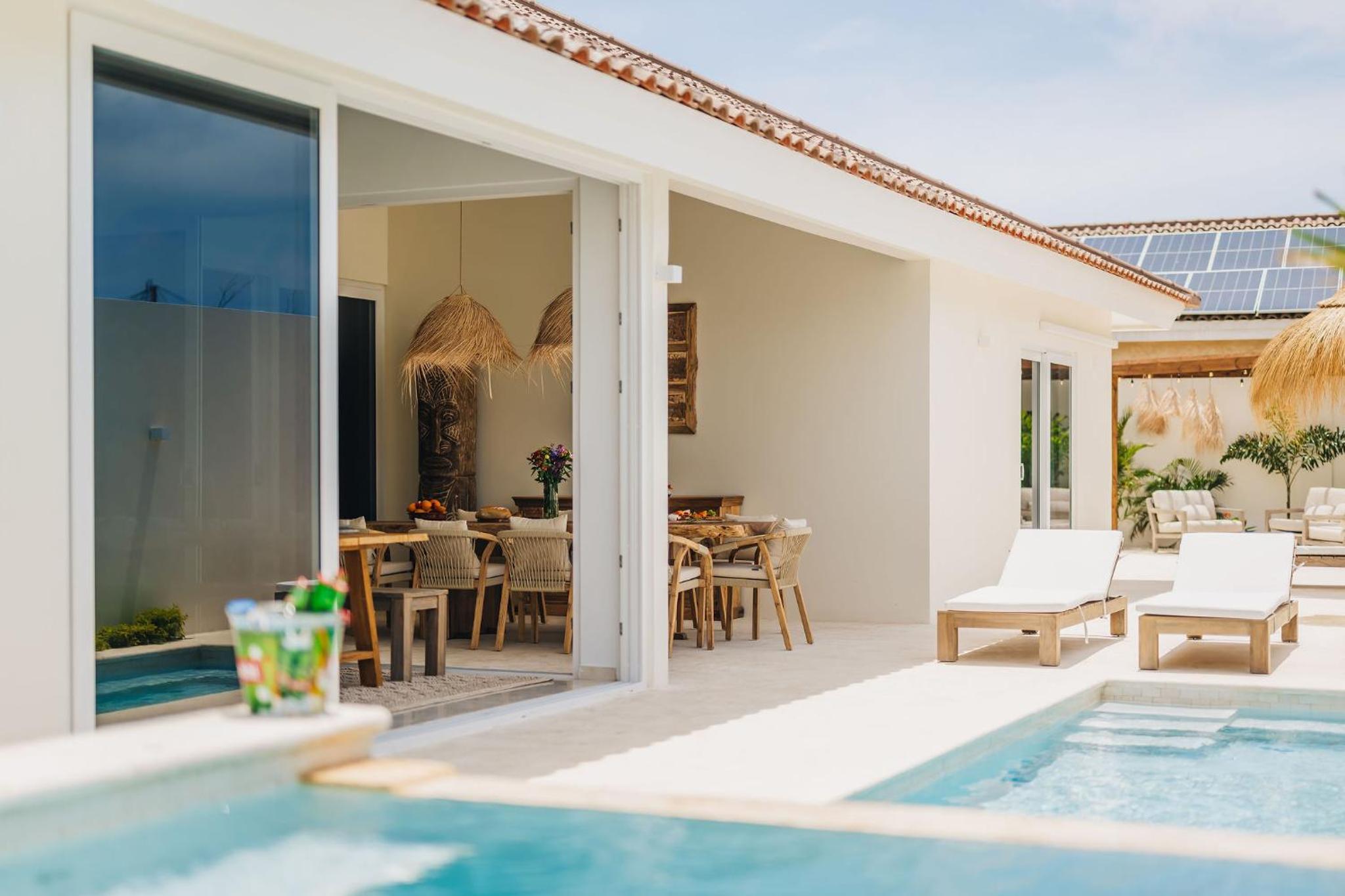 Unique, 3min to Beach, Billiard, HotTub, 8 sleeps