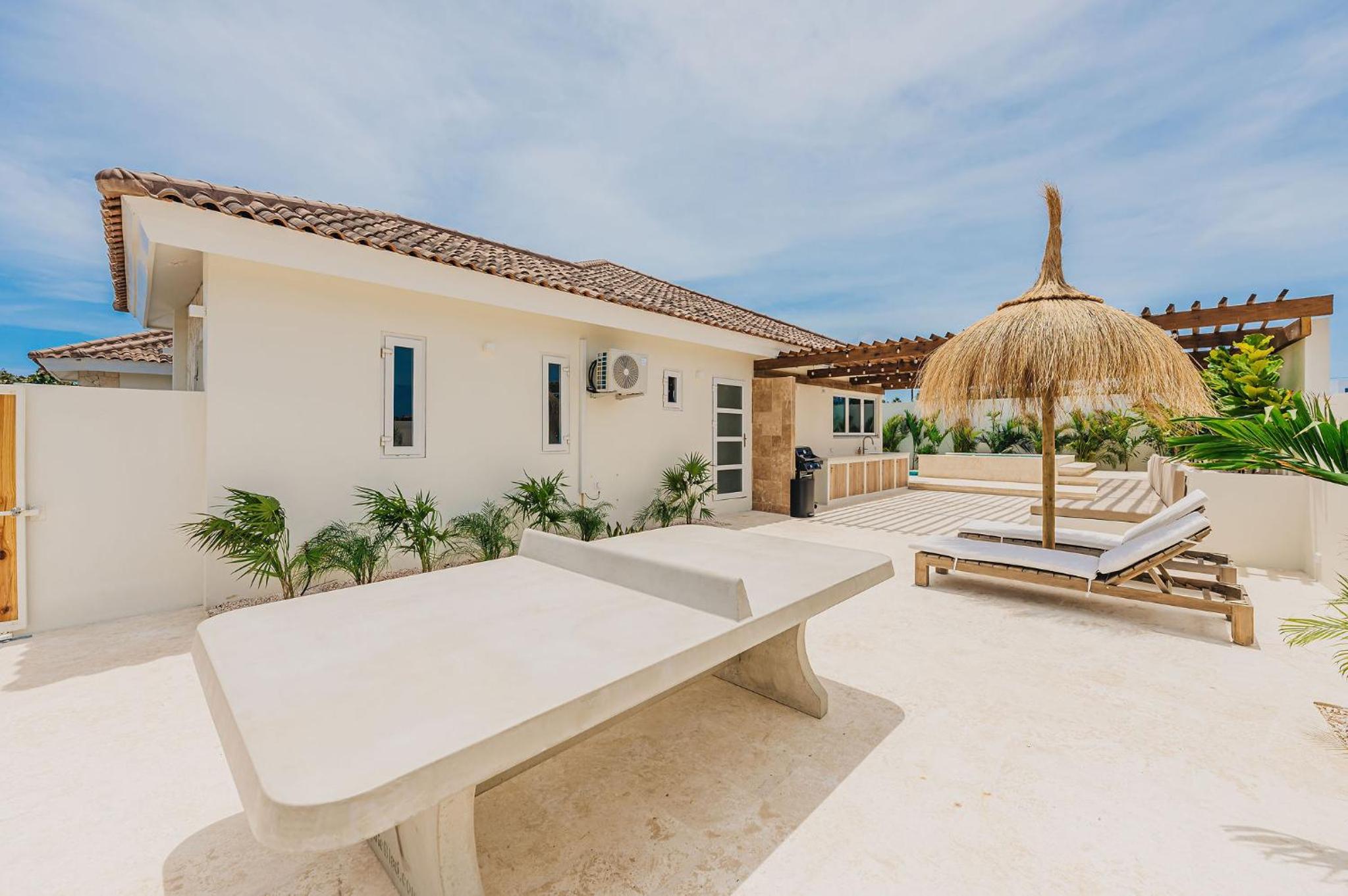 Unique, 3min to Beach, Billiard, HotTub, 8 sleeps