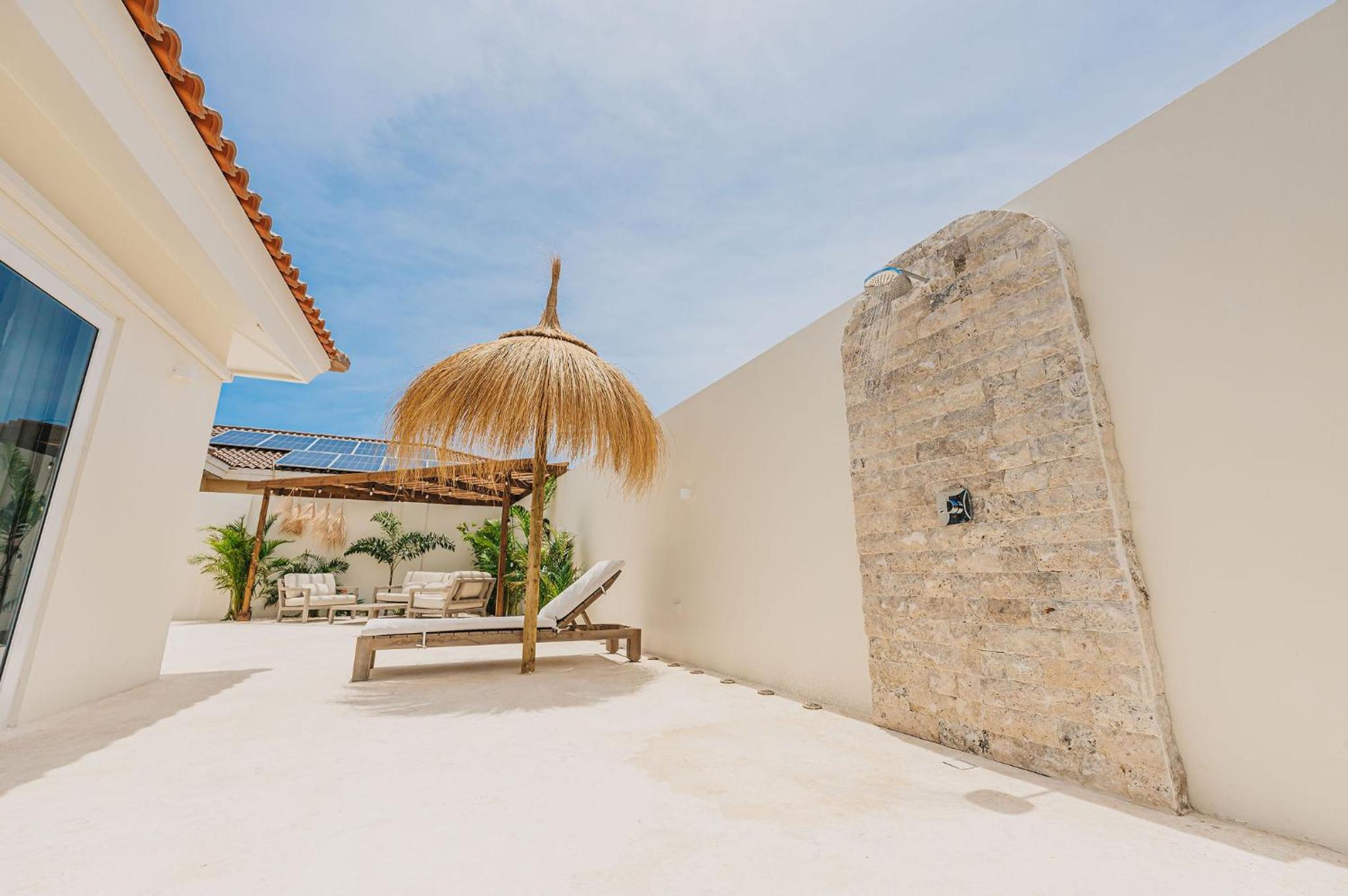 Unique, 3min to Beach, Billiard, HotTub, 8 sleeps