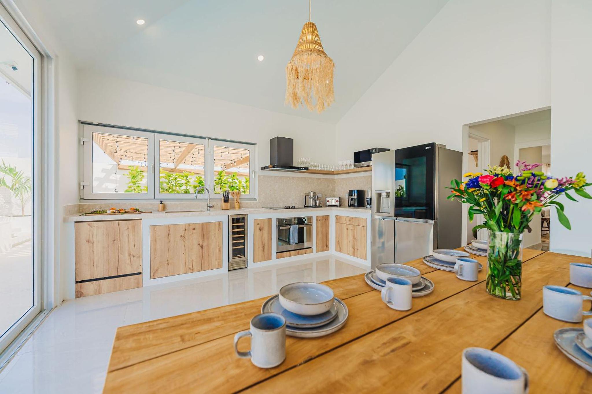Unique, 3min to Beach, Billiard, HotTub, 8 sleeps