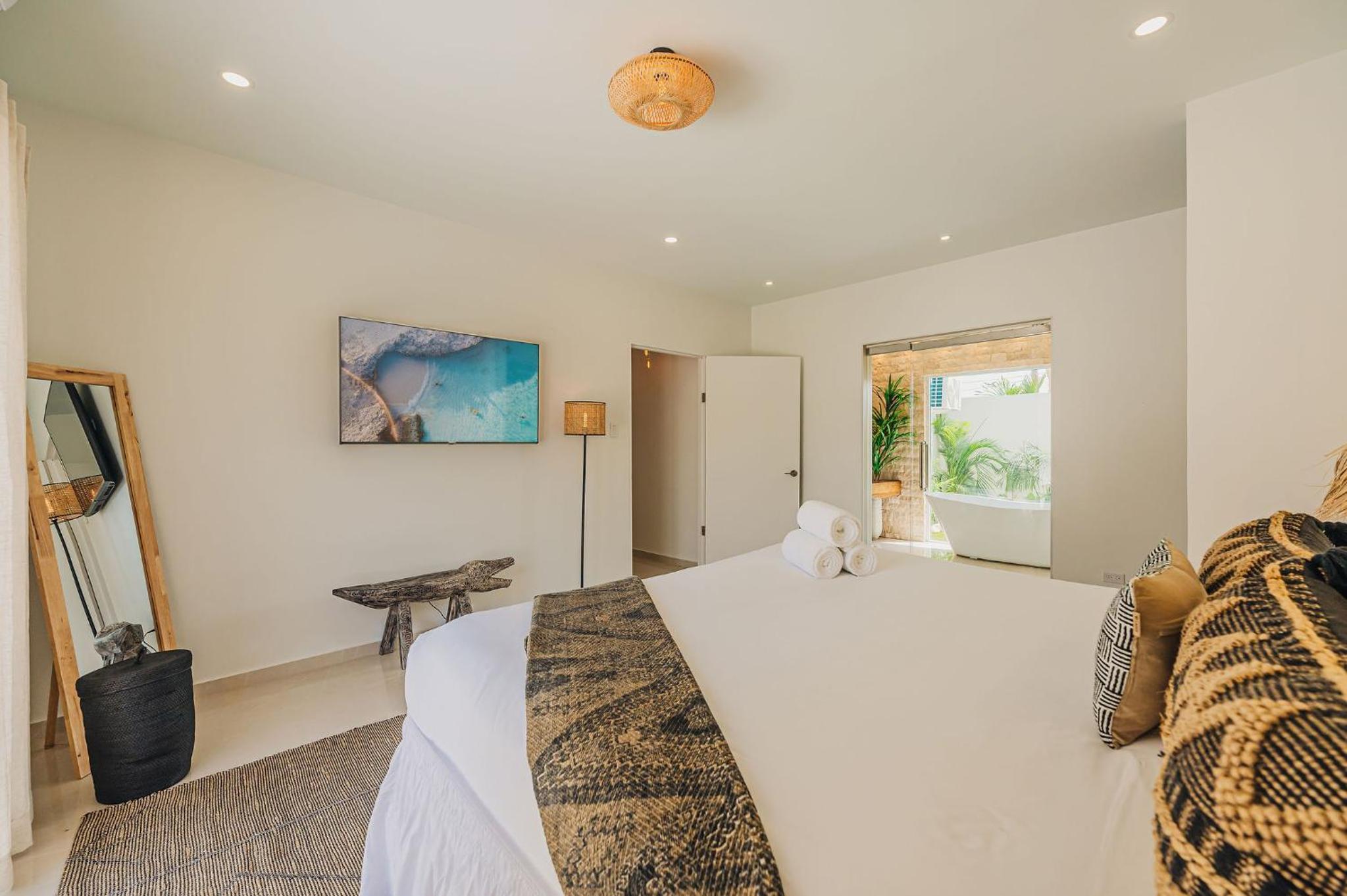 Unique, 3min to Beach, Billiard, HotTub, 8 sleeps