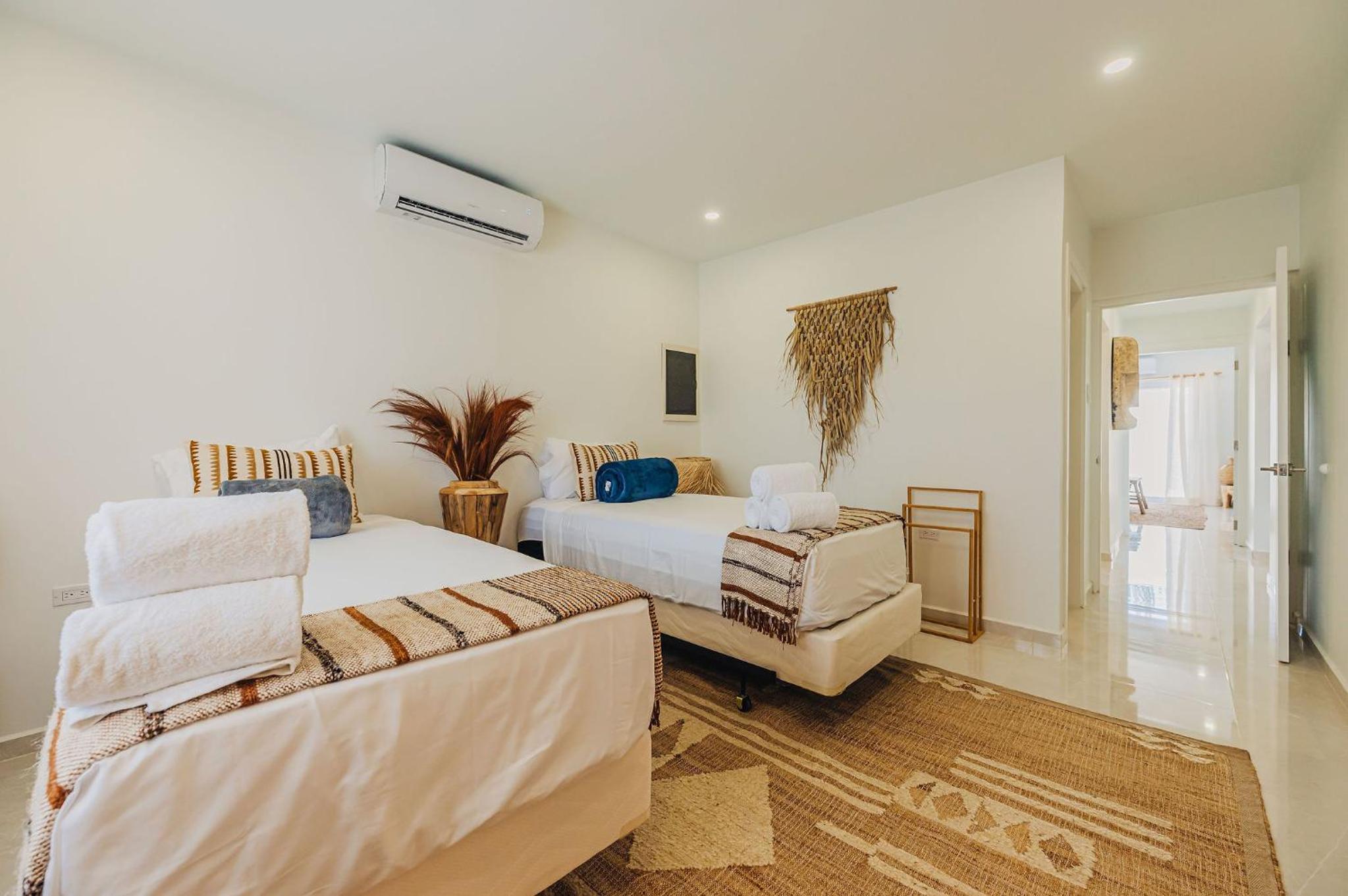Unique, 3min to Beach, Billiard, HotTub, 8 sleeps