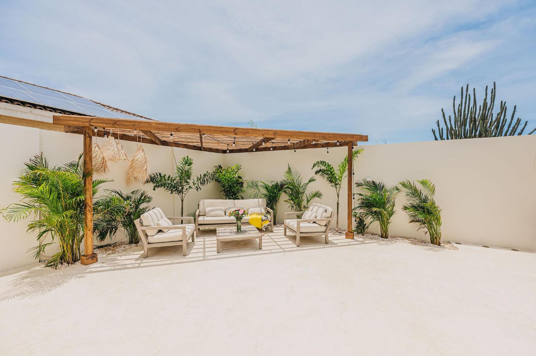 Unique, 3min to Beach, Billiard, HotTub, 8 sleeps