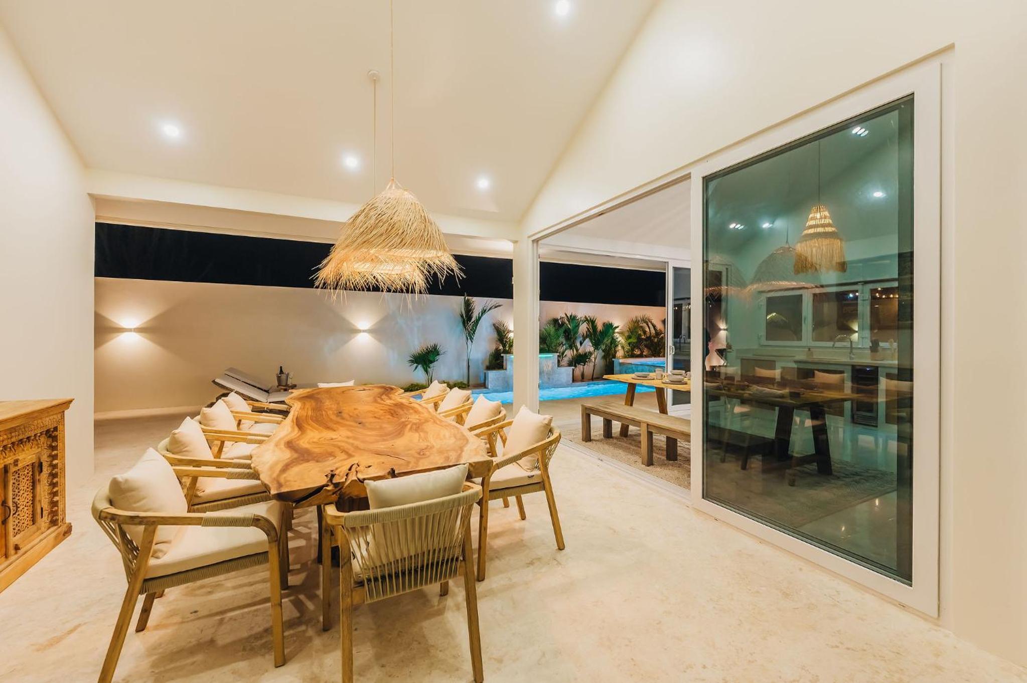 Unique, 3min to Beach, Billiard, HotTub, 8 sleeps