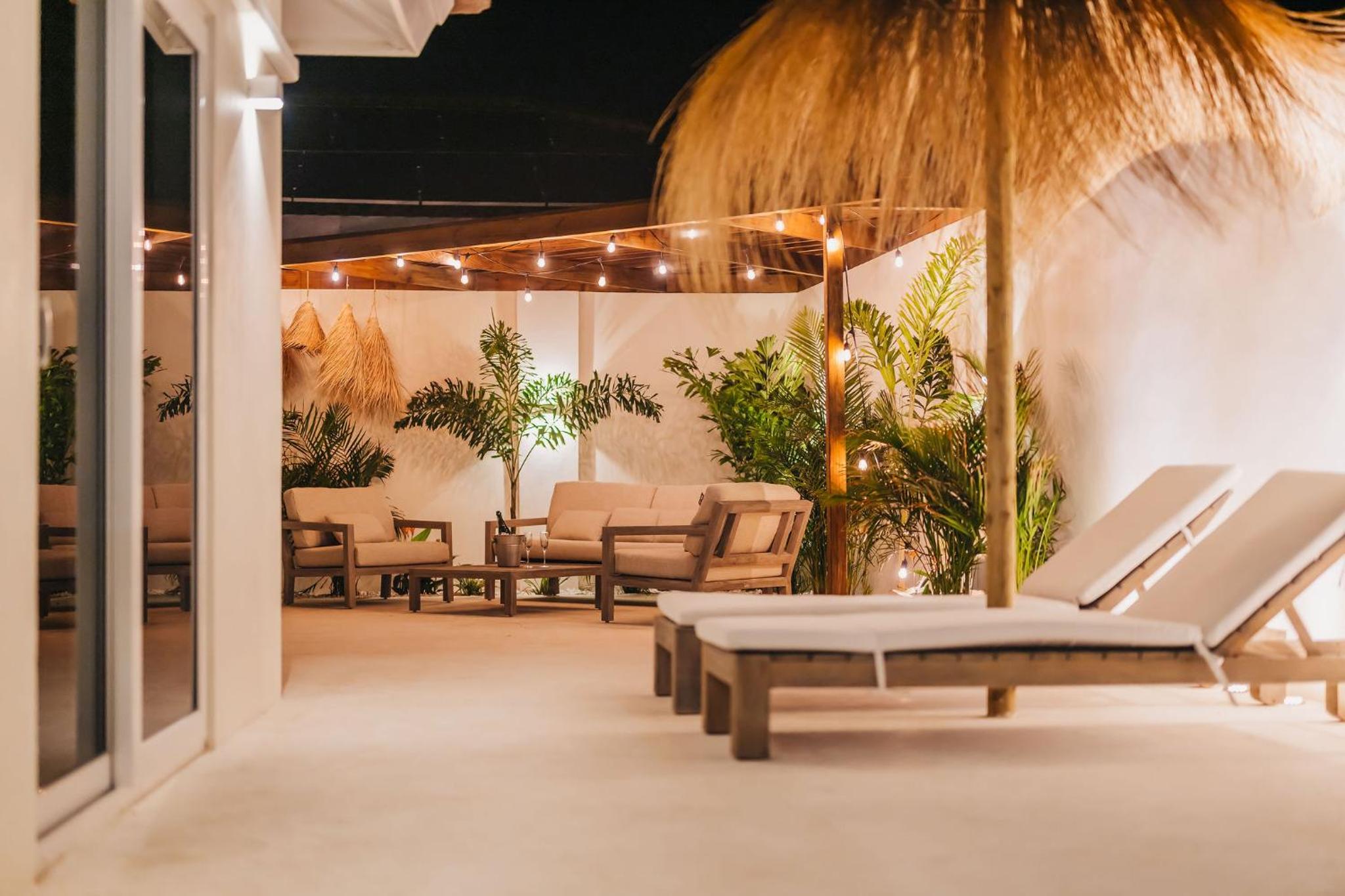 Unique, 3min to Beach, Billiard, HotTub, 8 sleeps