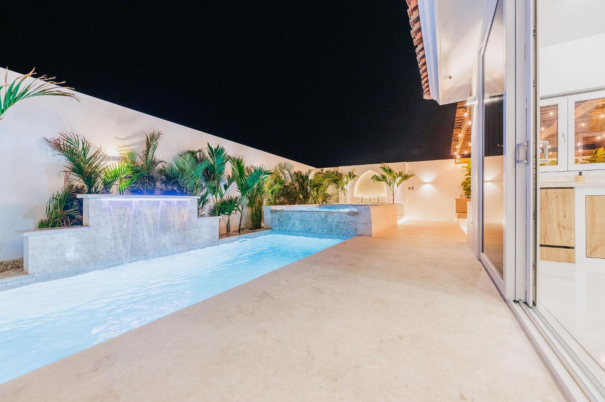 Unique, 3min to Beach, Billiard, HotTub, 8 sleeps