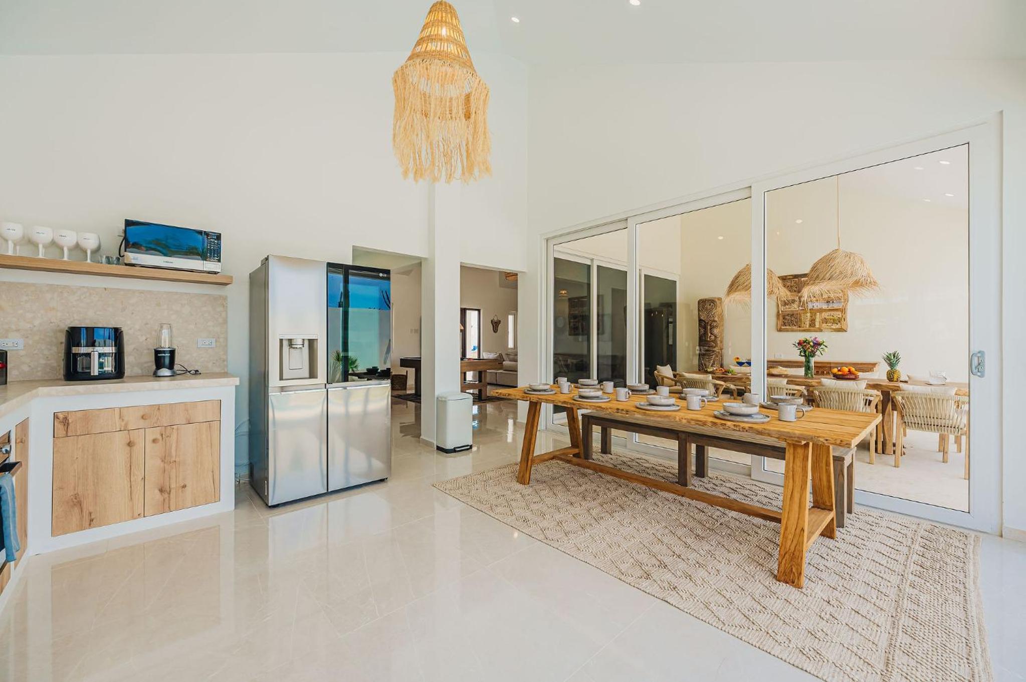 Unique, 3min to Beach, Billiard, HotTub, 8 sleeps