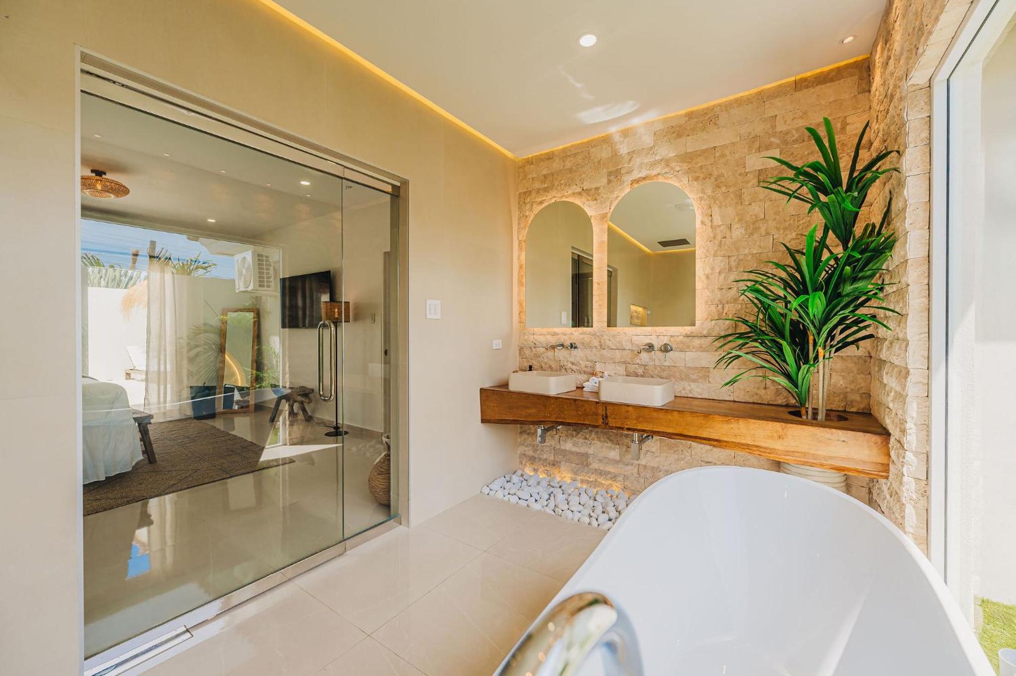 Unique, 3min to Beach, Billiard, HotTub, 8 sleeps