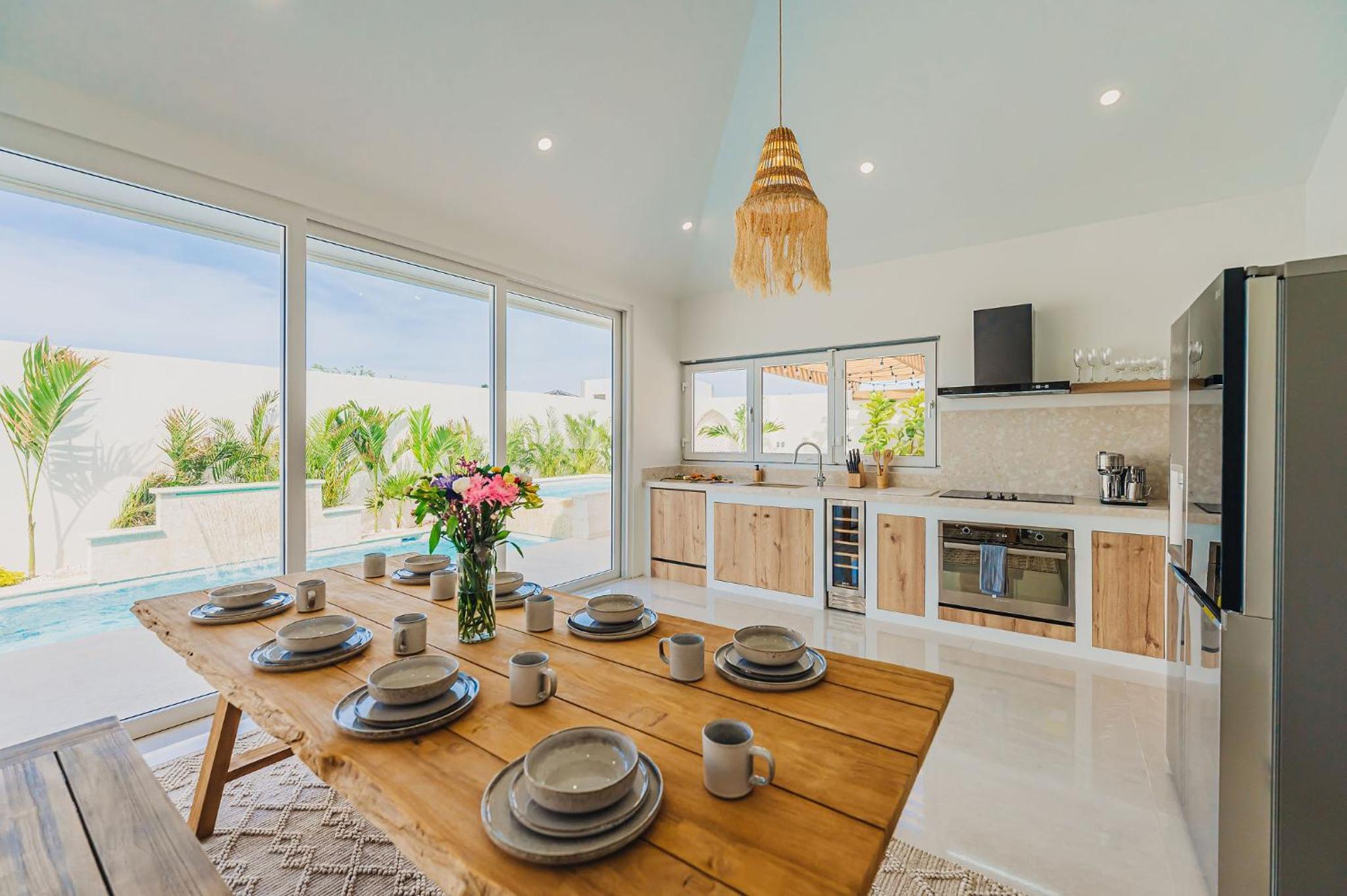 Unique, 3min to Beach, Billiard, HotTub, 8 sleeps