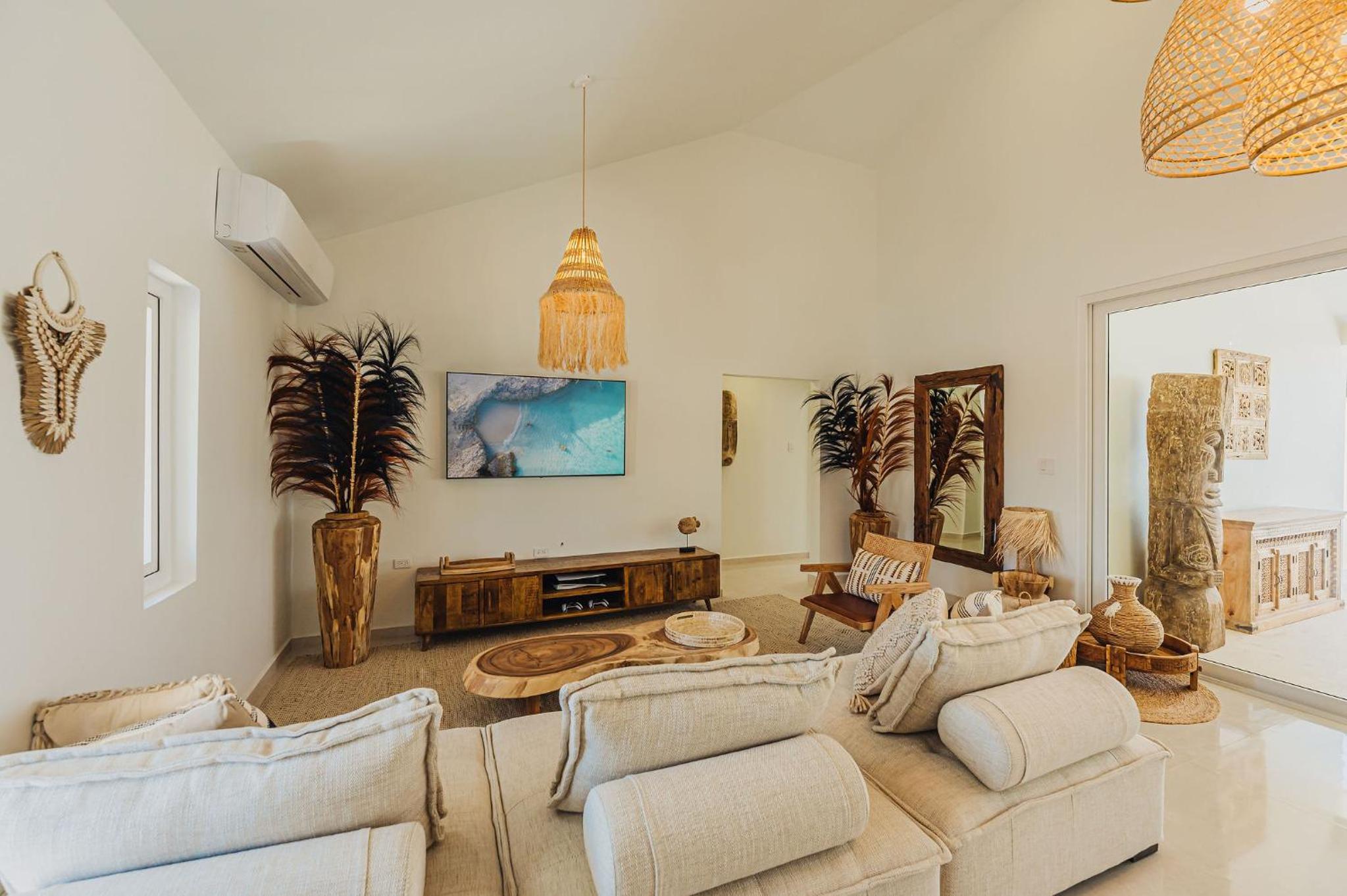 Unique, 3min to Beach, Billiard, HotTub, 8 sleeps