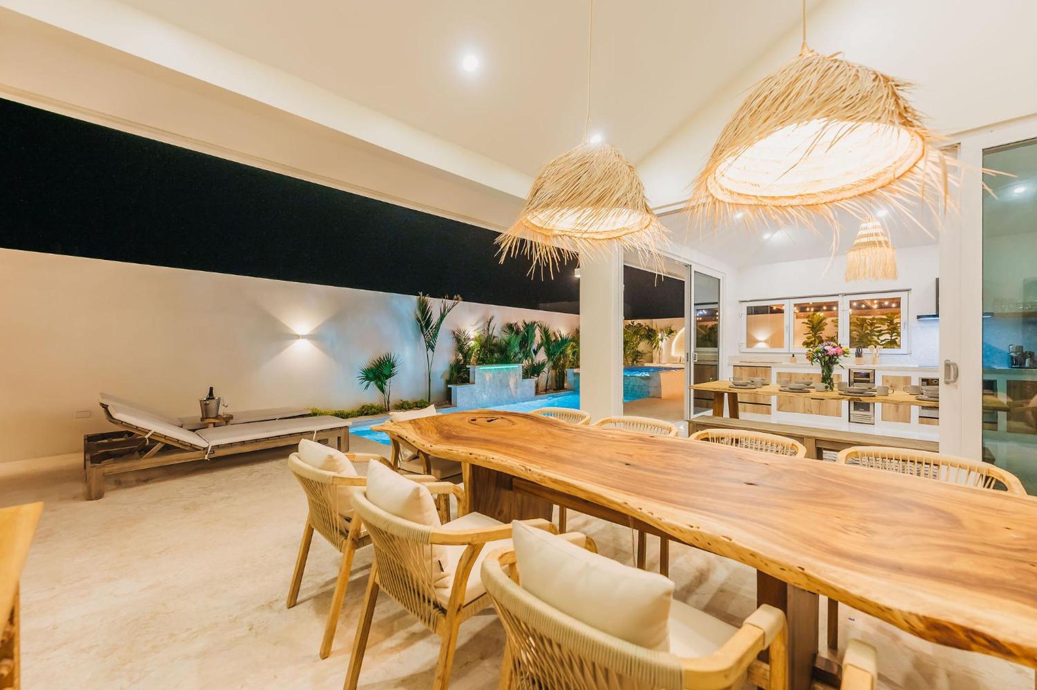 Unique, 3min to Beach, Billiard, HotTub, 8 sleeps