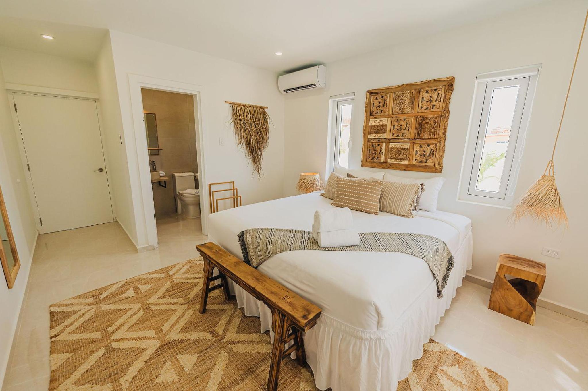 Unique, 3min to Beach, Billiard, HotTub, 8 sleeps