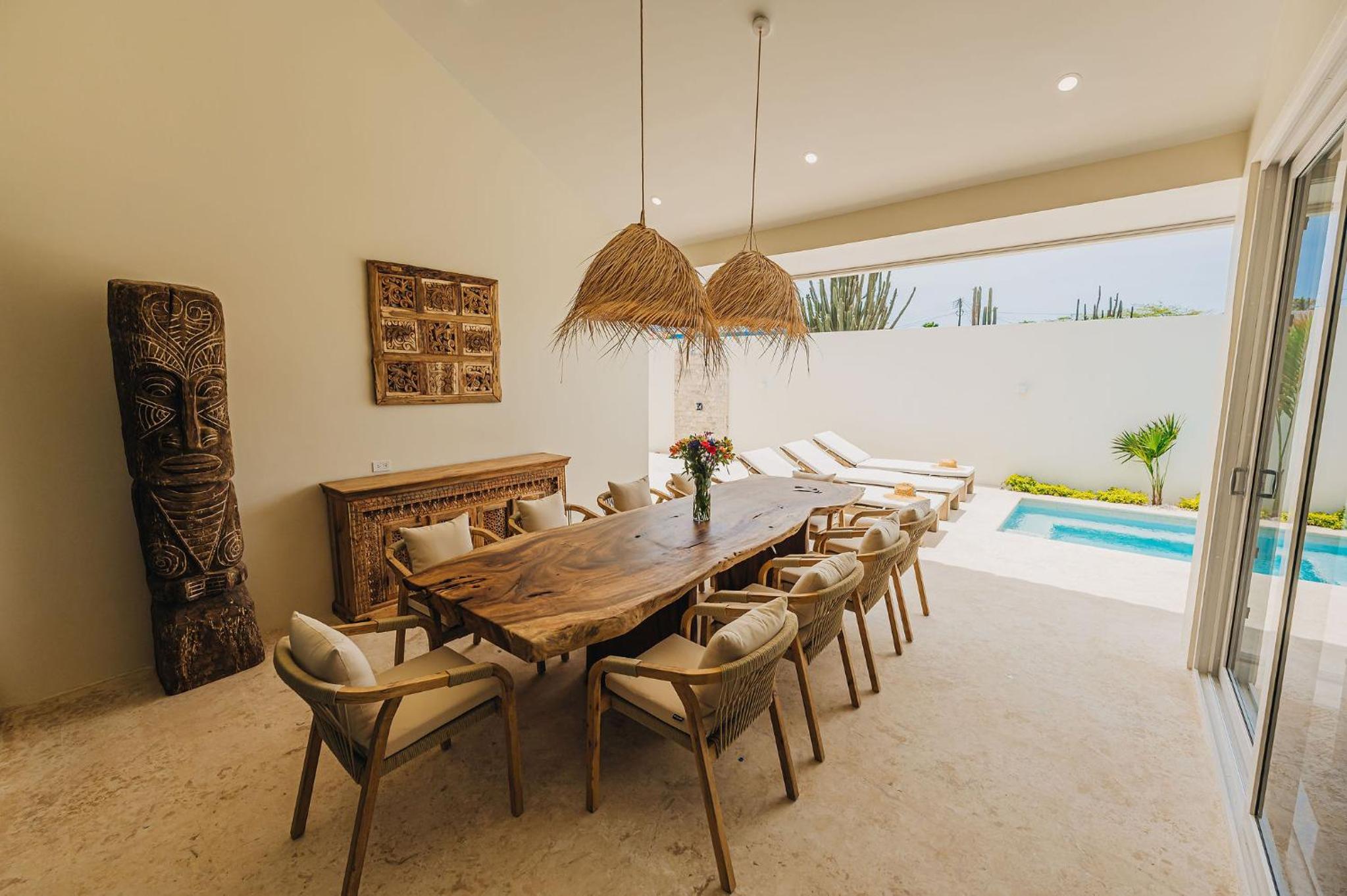 Unique, 3min to Beach, Billiard, HotTub, 8 sleeps