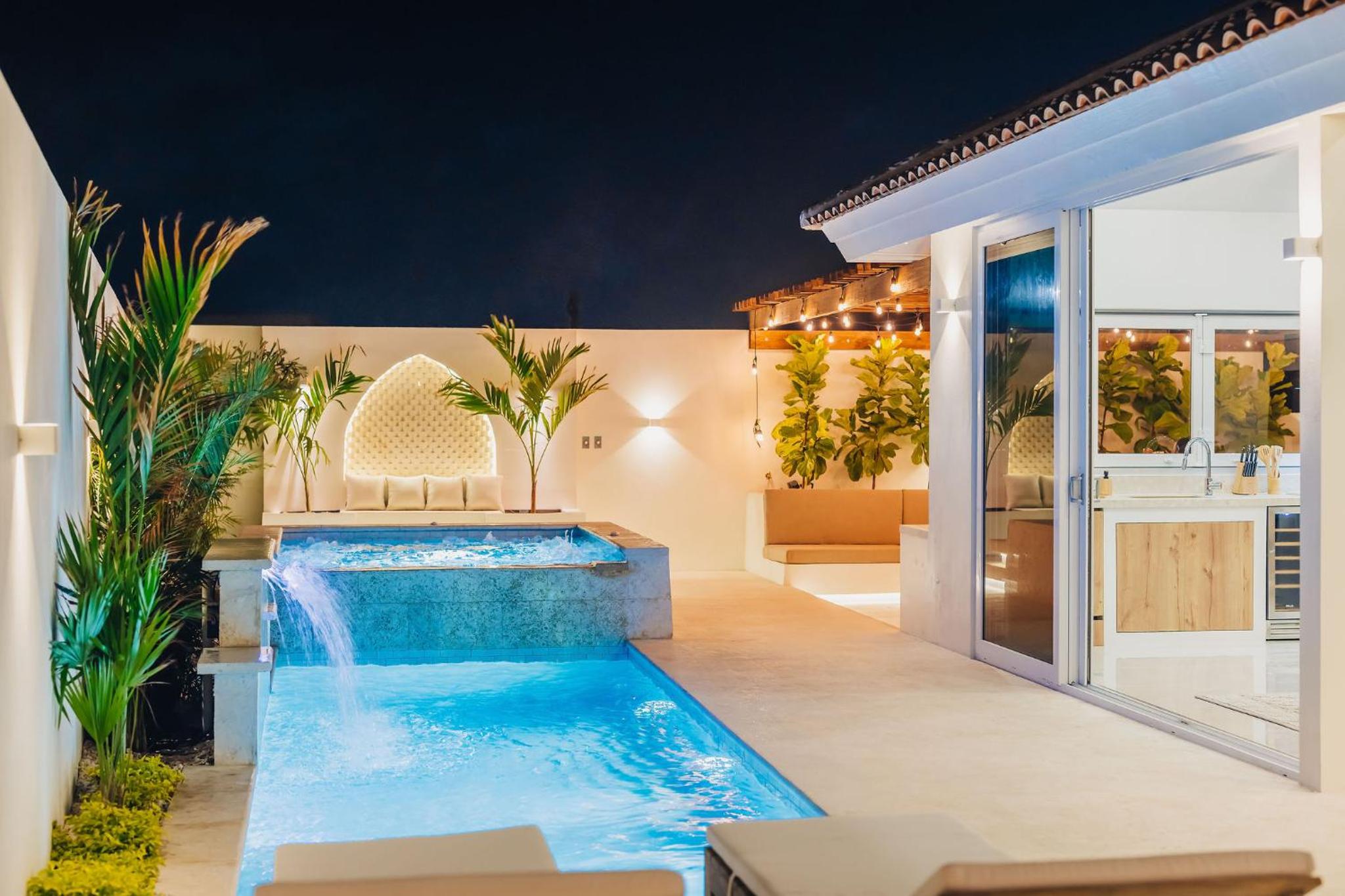 Unique, 3min to Beach, Billiard, HotTub, 8 sleeps