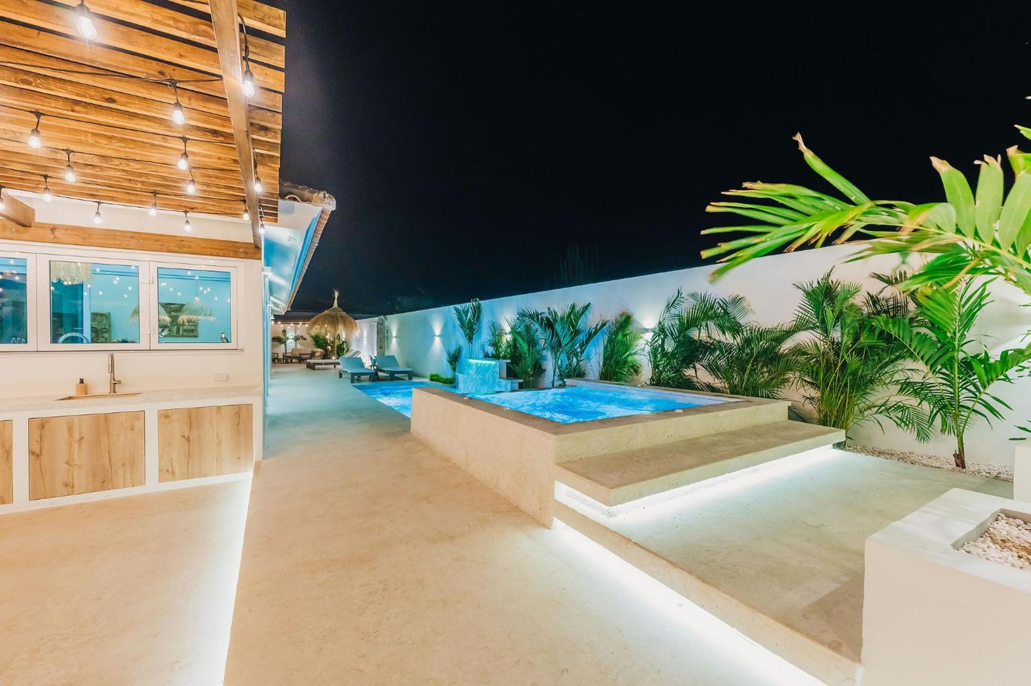 Unique, 3min to Beach, Billiard, HotTub, 8 sleeps