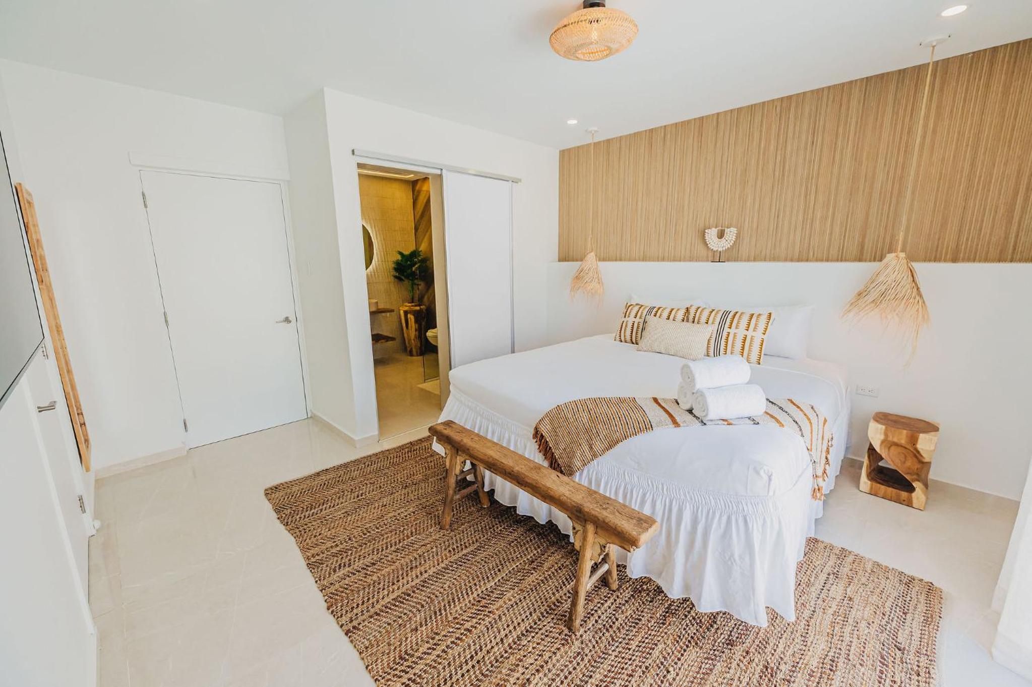 Unique, 3min to Beach, Billiard, HotTub, 8 sleeps