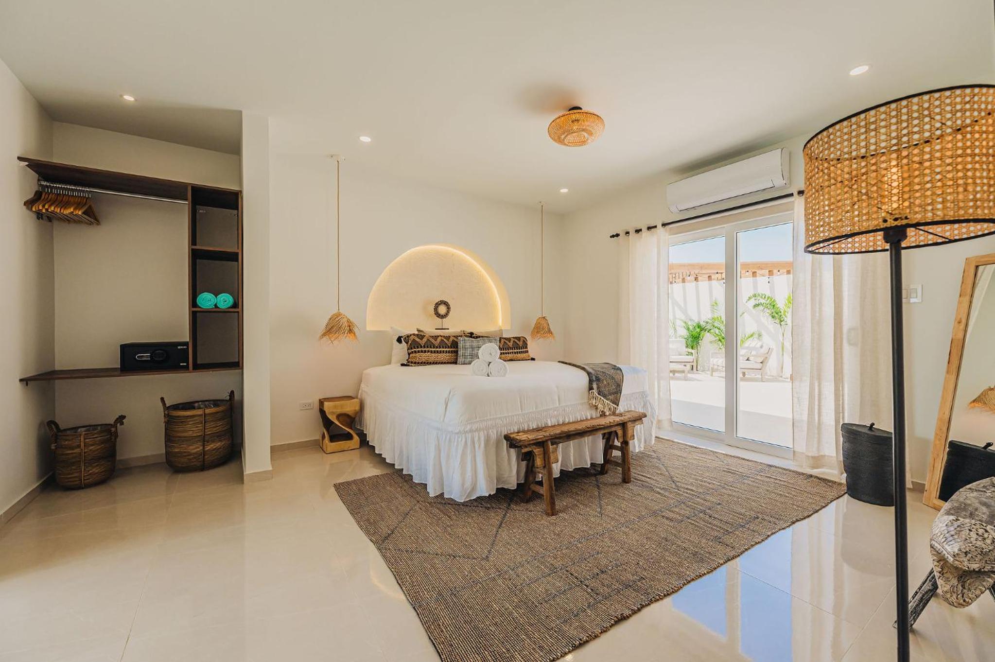 Unique, 3min to Beach, Billiard, HotTub, 8 sleeps