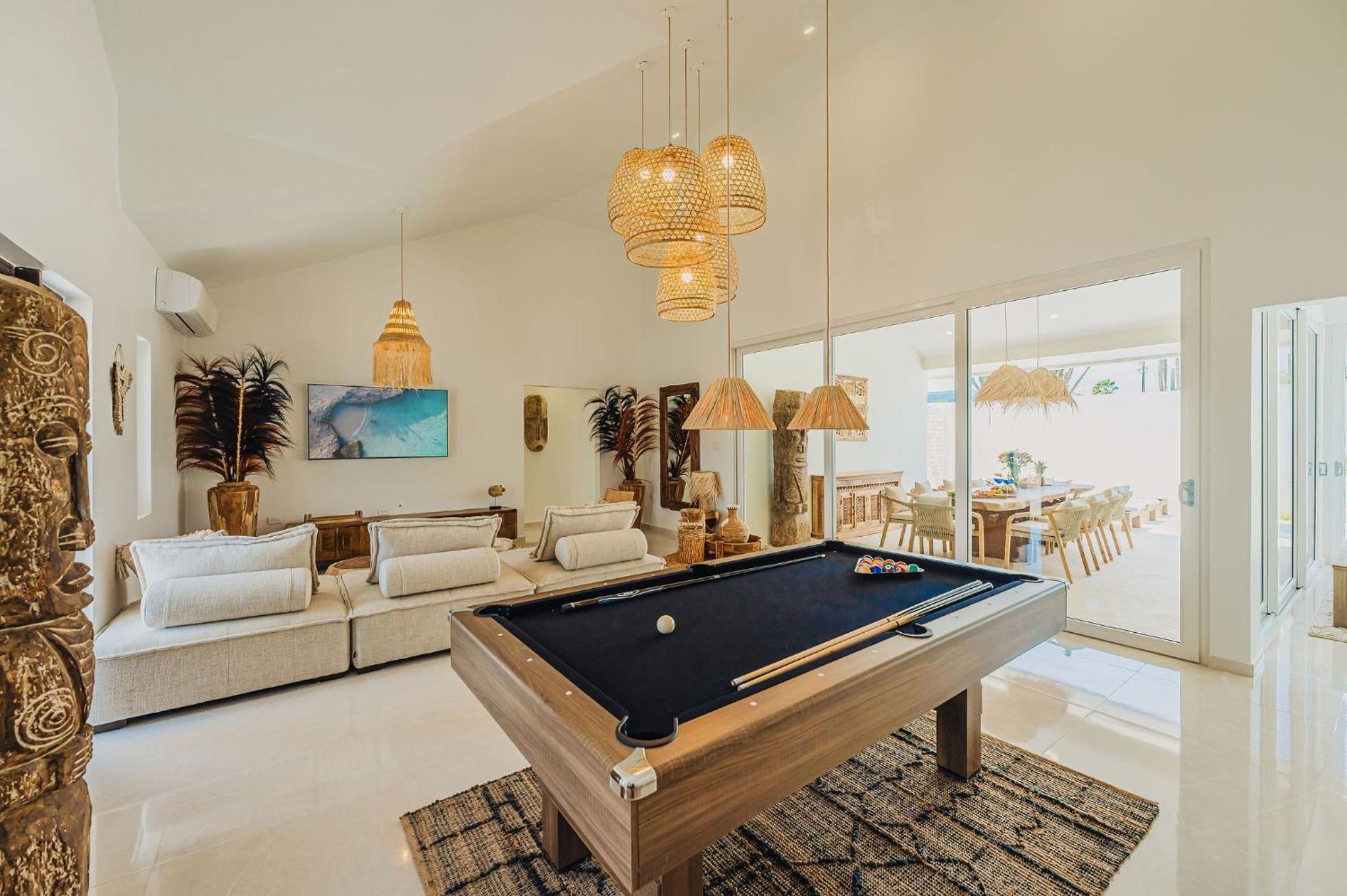 Unique, 3min to Beach, Billiard, HotTub, 8 sleeps