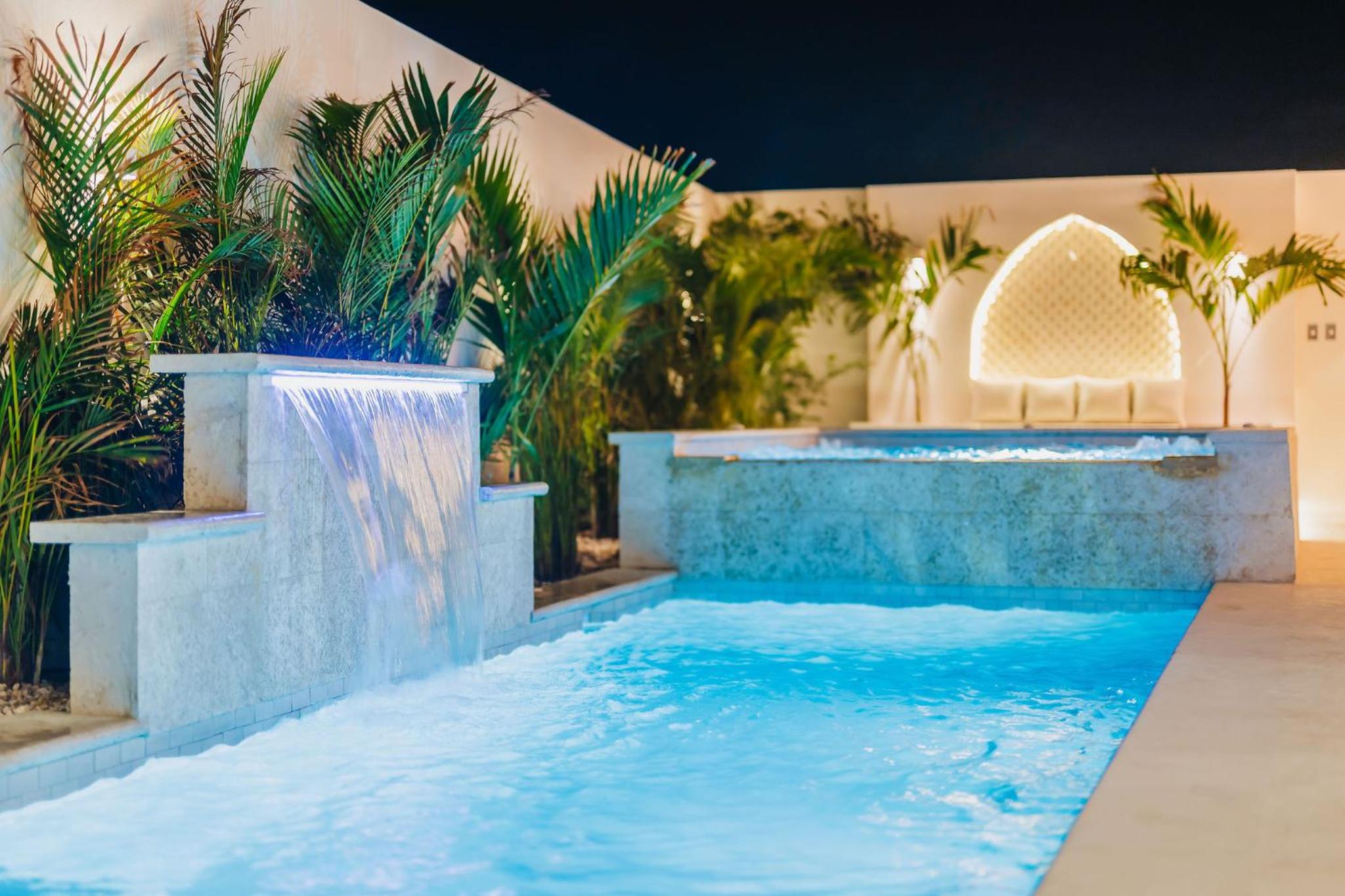 Unique, 3min to Beach, Billiard, HotTub, 8 sleeps