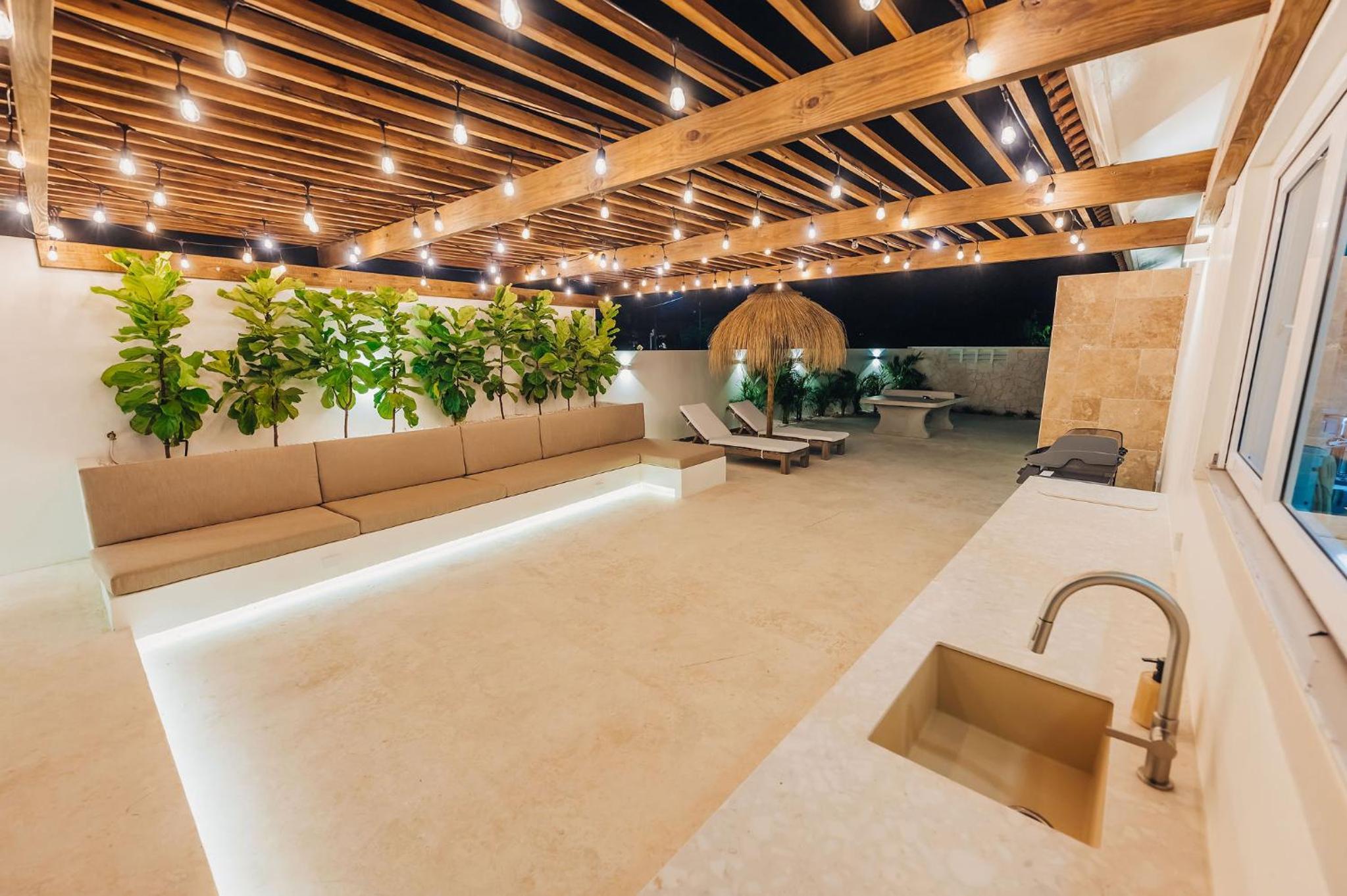 Unique, 3min to Beach, Billiard, HotTub, 8 sleeps