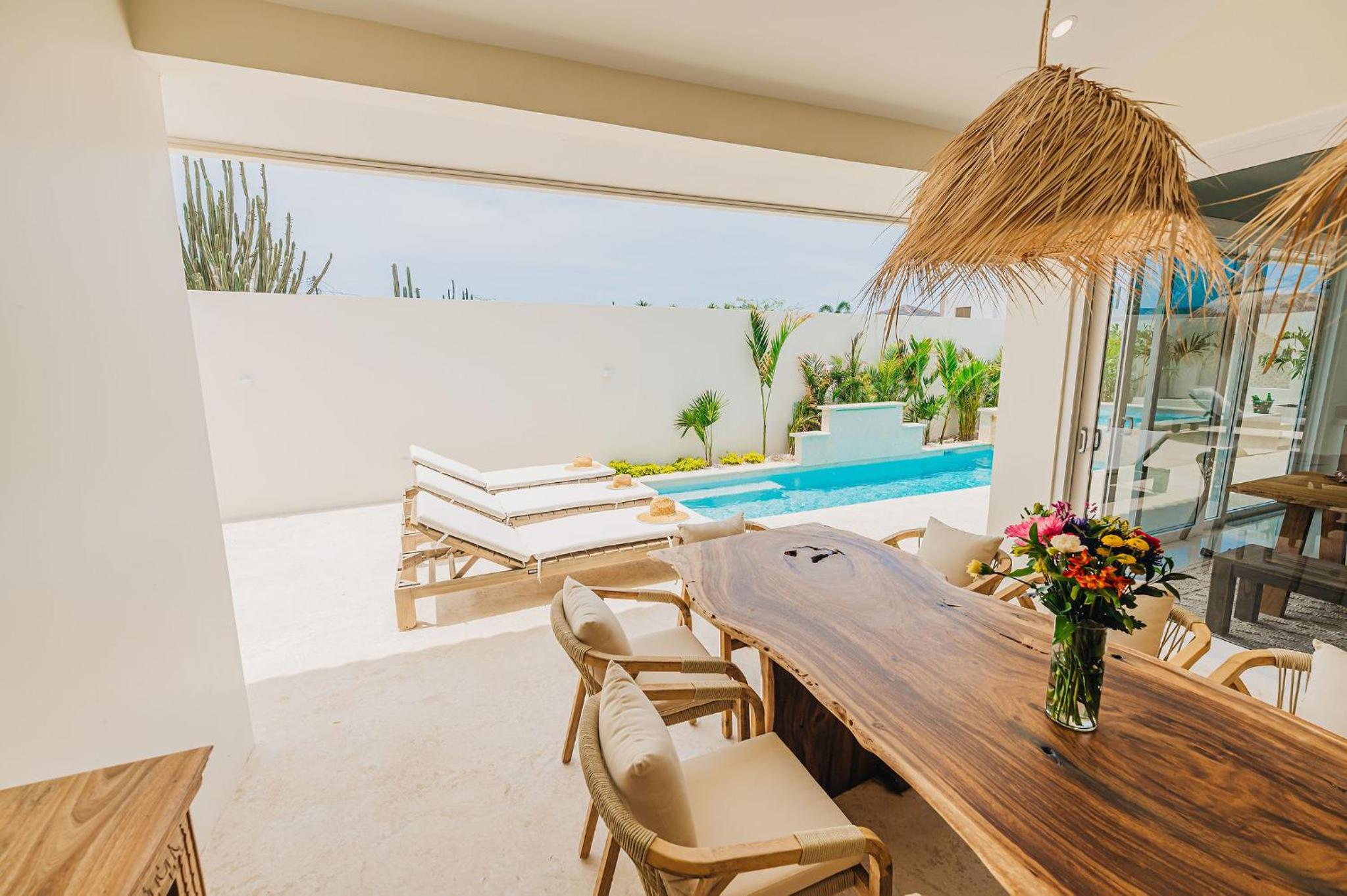 Unique, 3min to Beach, Billiard, HotTub, 8 sleeps