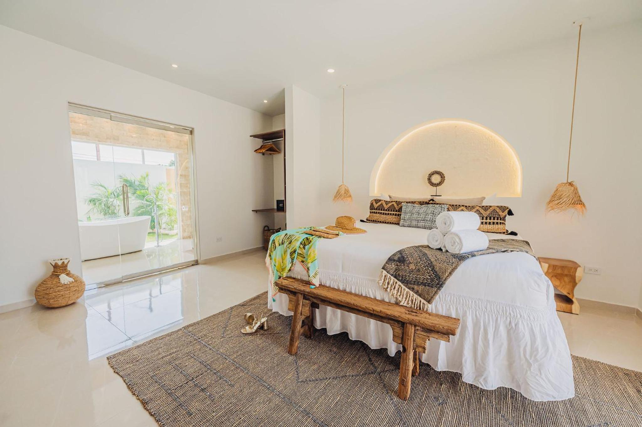 Unique, 3min to Beach, Billiard, HotTub, 8 sleeps