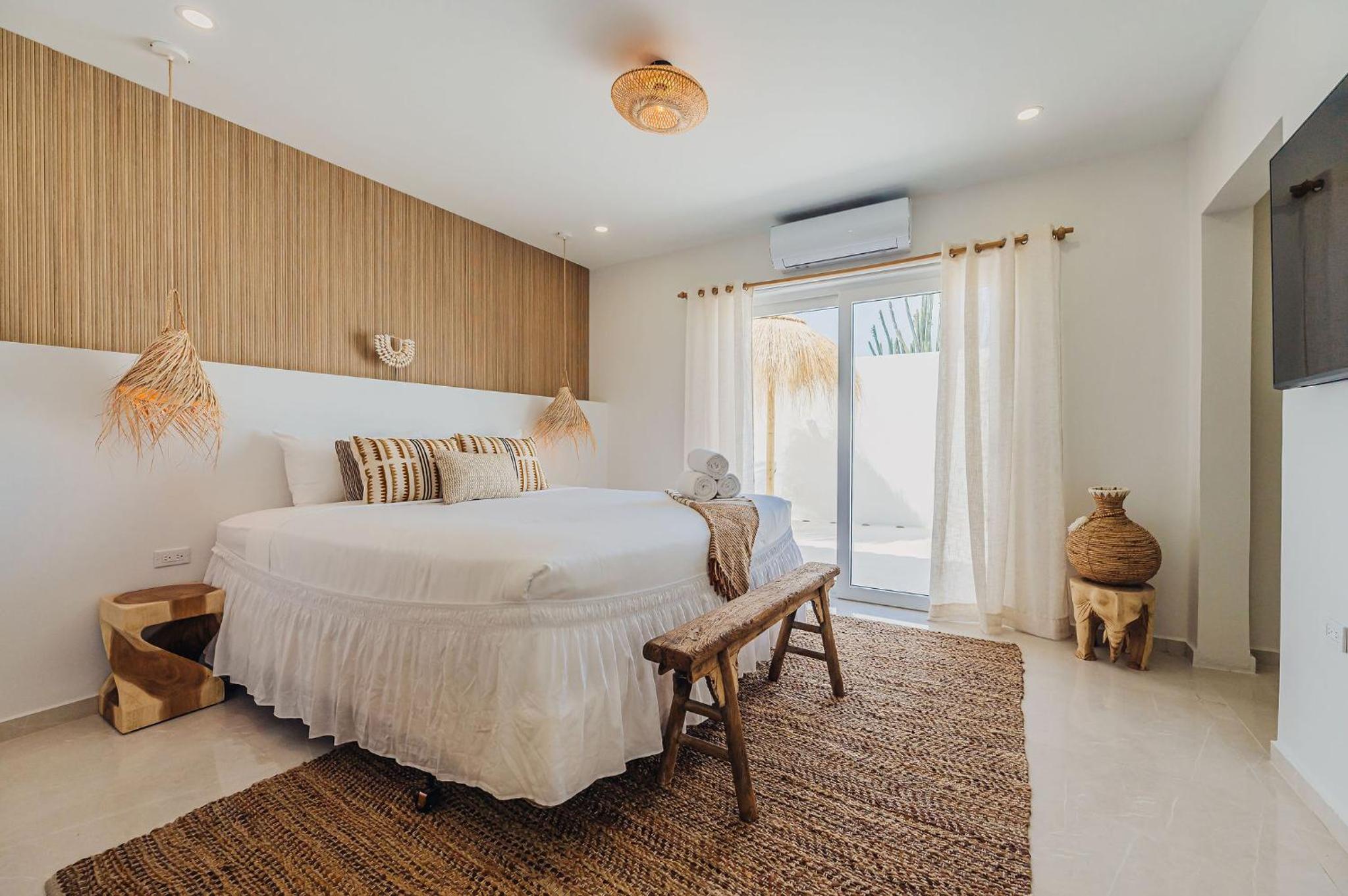 Unique, 3min to Beach, Billiard, HotTub, 8 sleeps