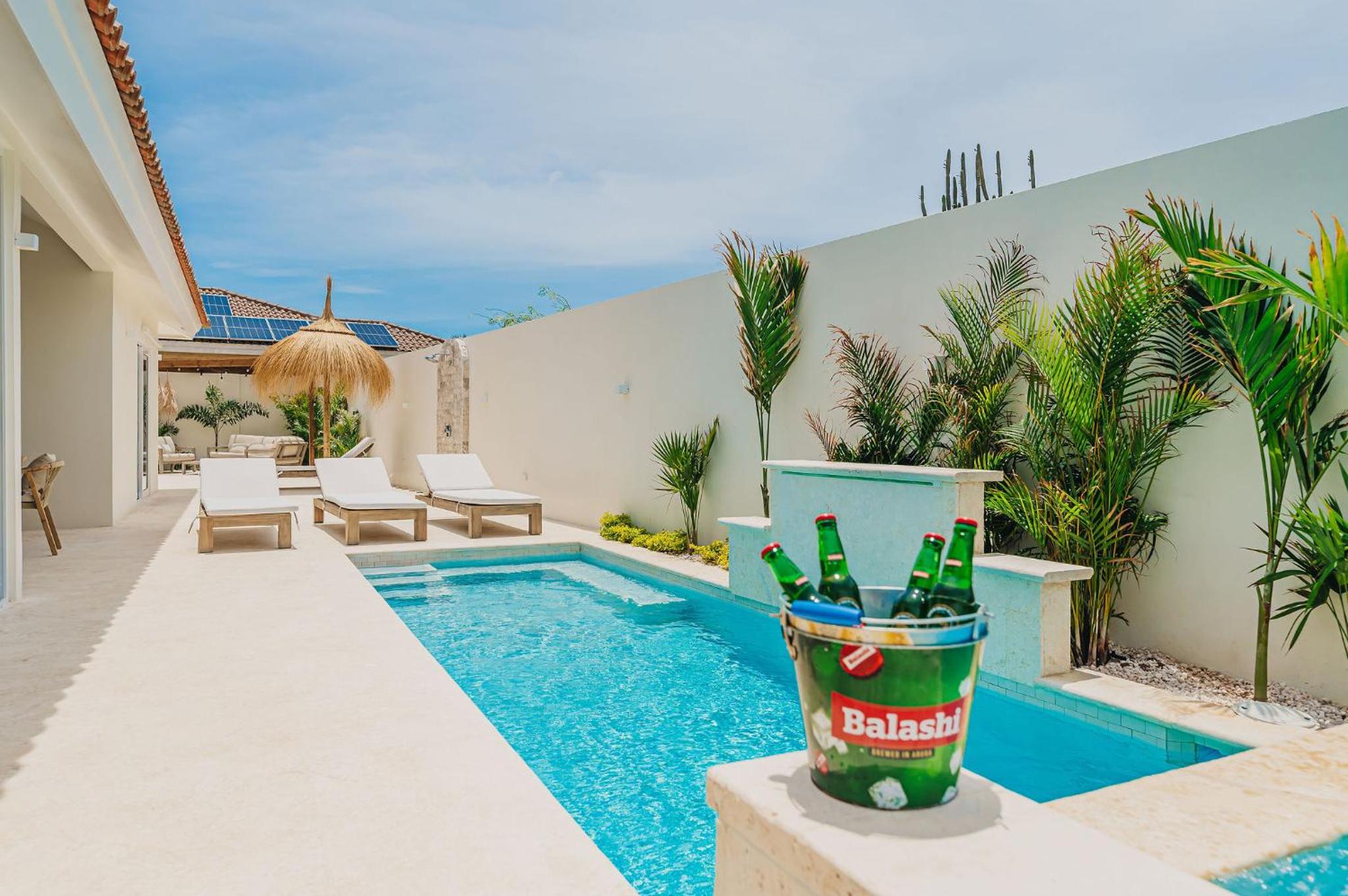 Unique, 3min to Beach, Billiard, HotTub, 8 sleeps