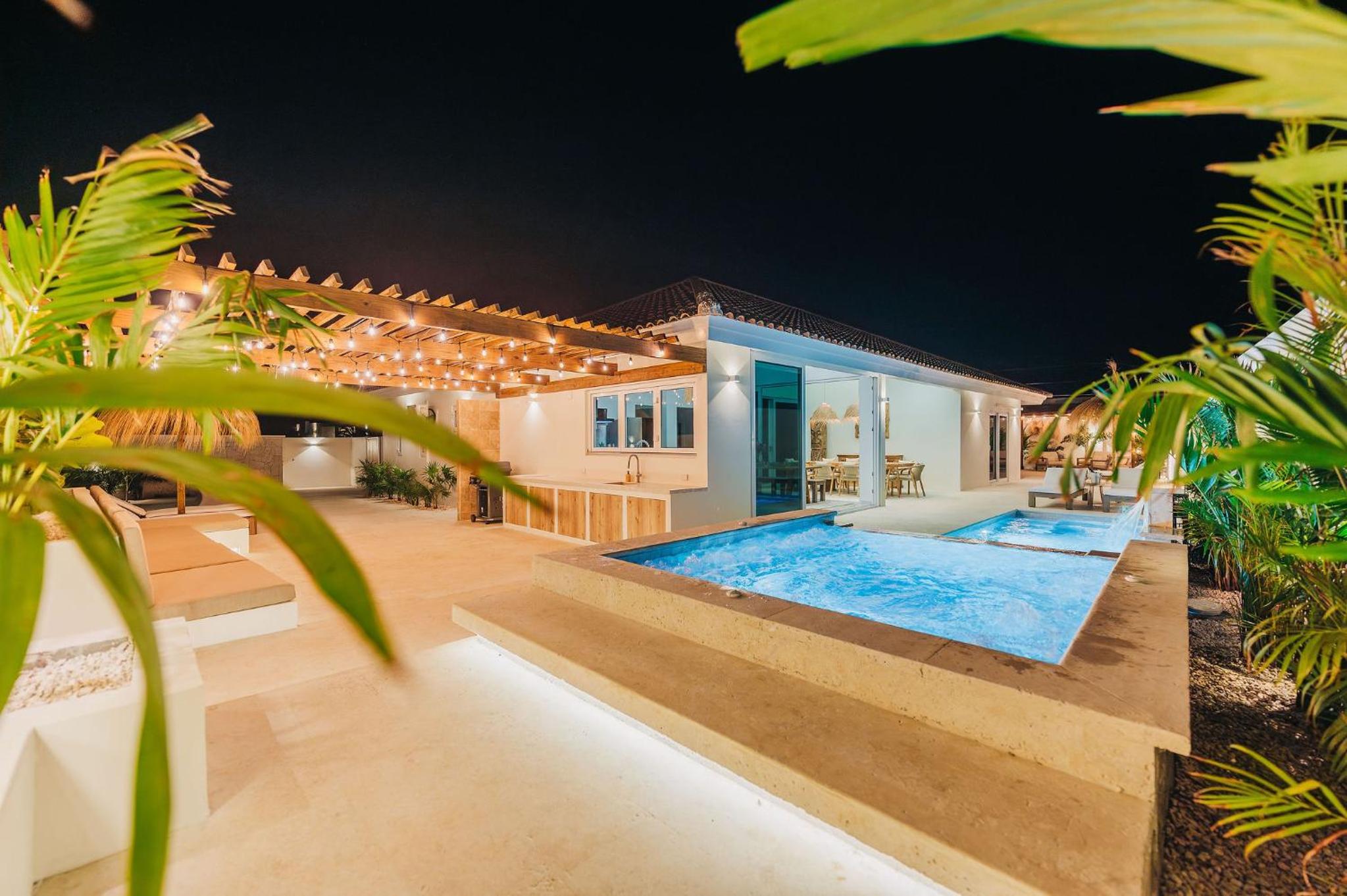 Unique, 3min to Beach, Billiard, HotTub, 8 sleeps