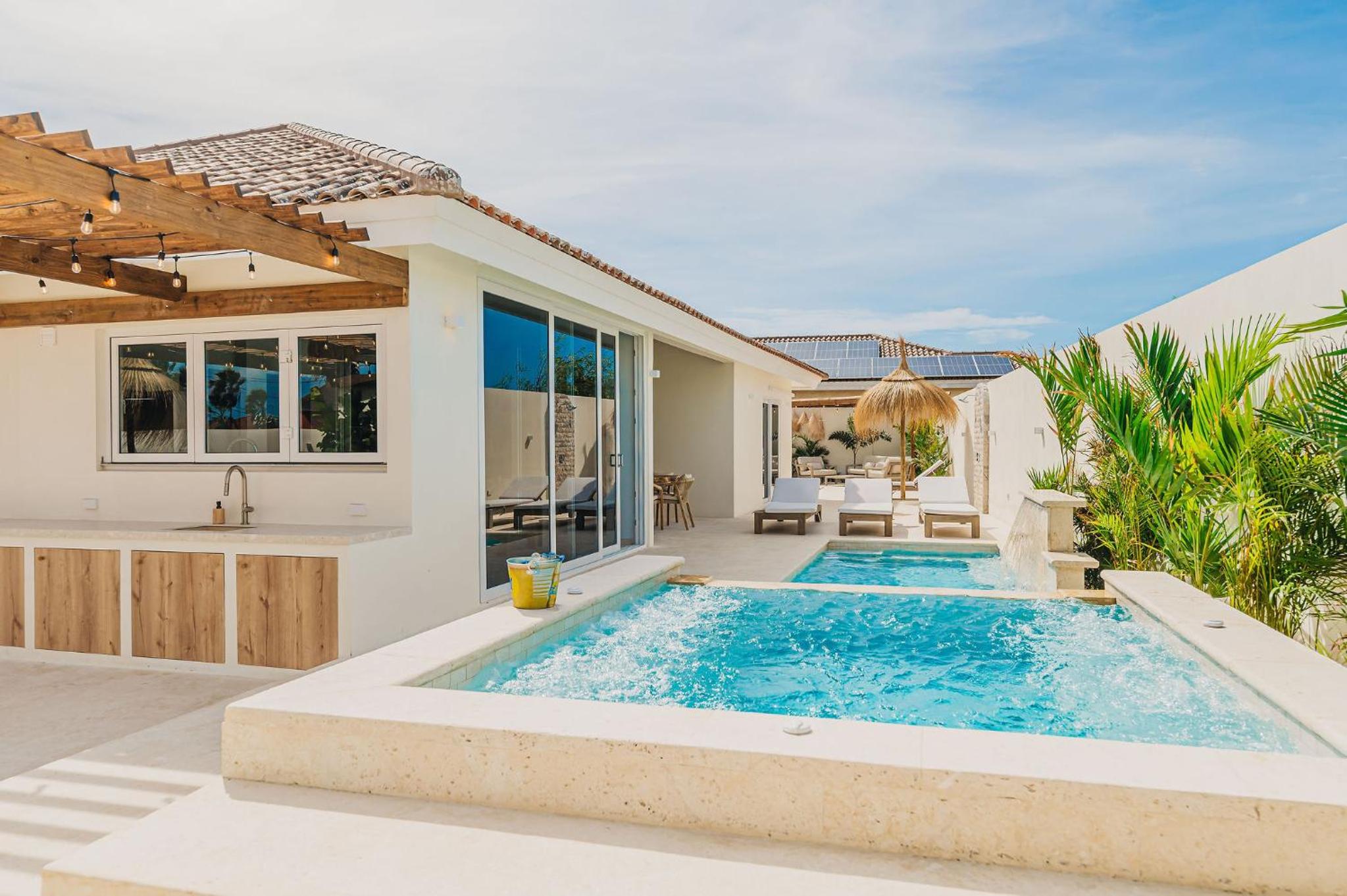 Unique, 3min to Beach, Billiard, HotTub, 8 sleeps