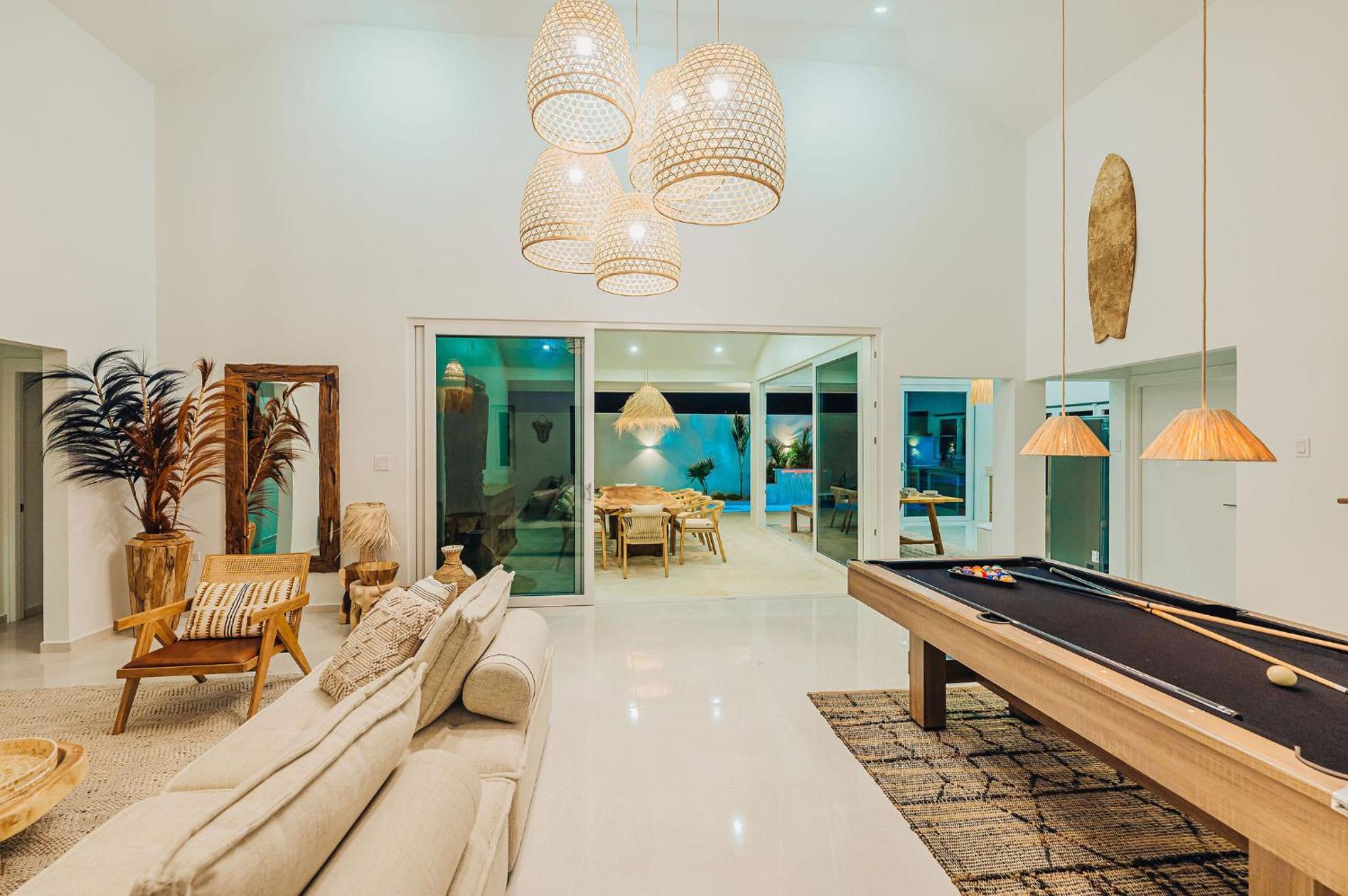 Unique, 3min to Beach, Billiard, HotTub, 8 sleeps
